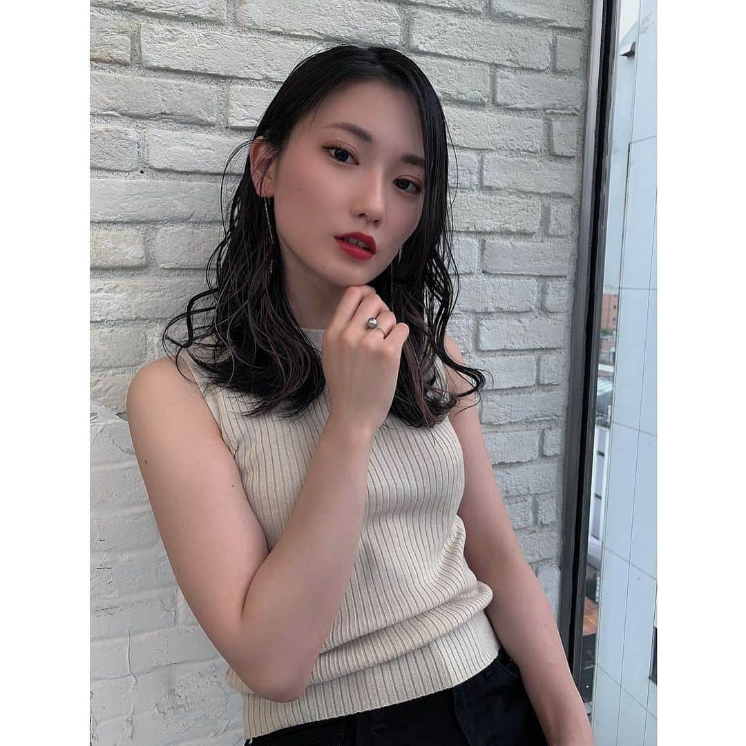 黒津南帆のインスタグラム：「. インナーあるだけで ぐぐっとお洒落になる気がする💡💗 . ヘアドネーションて ブリーチもパーマもカラーも！OKなんだよ〜🥰 楽しみながら髪の毛伸ばすことが 誰かのためになるて嬉しいなあ🌈🌈🌈 . . #ヘアアレンジ#ウェーブ巻き #ウェーブヘア #なみまき #波巻き #波ウェーブ #ワンカール #ワンカール巻き #インナーカラー #インナー #ミルクティーベージュ #ヘアドネーション #ドネーション #撮影 #撮影モデル #撮影依頼募集中 #サロモ #サロンモデル #サロンモデル募集中 #サロンモデル募集」