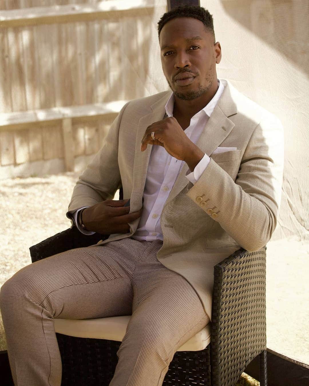 ハケットのインスタグラム：「Keep things casual by pairing a lightweight blazer with tailored linen-blend trousers. As a modern alternative to a suit, this neutral outfit is the perfect solution to summer events and beyond. #STAYHackett @bola_o_」