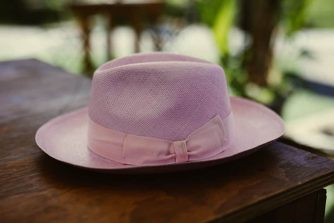 ボルサリーノさんのインスタグラム写真 - (ボルサリーノInstagram)「For the love of Pink. #Borsalino’s Diario wide-brim Quito Panama in pink with matching grosgrain hatband. ⁠ Find this #SS20 piece and the complete collection now www.borsalino.com」7月20日 21時05分 - borsalino_world