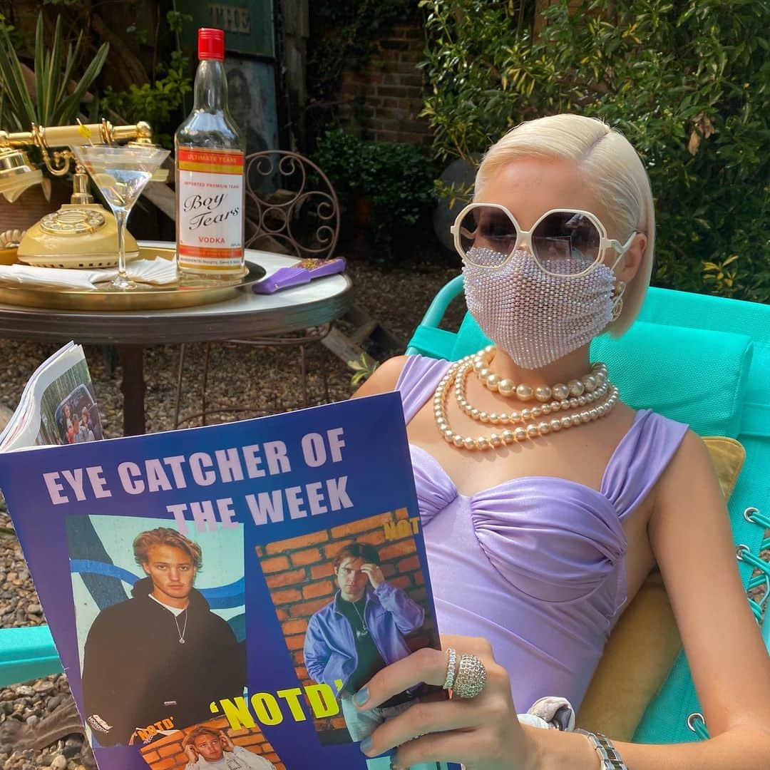 ニーナ・ネスビットのインスタグラム：「are you having a fabulous monday?」