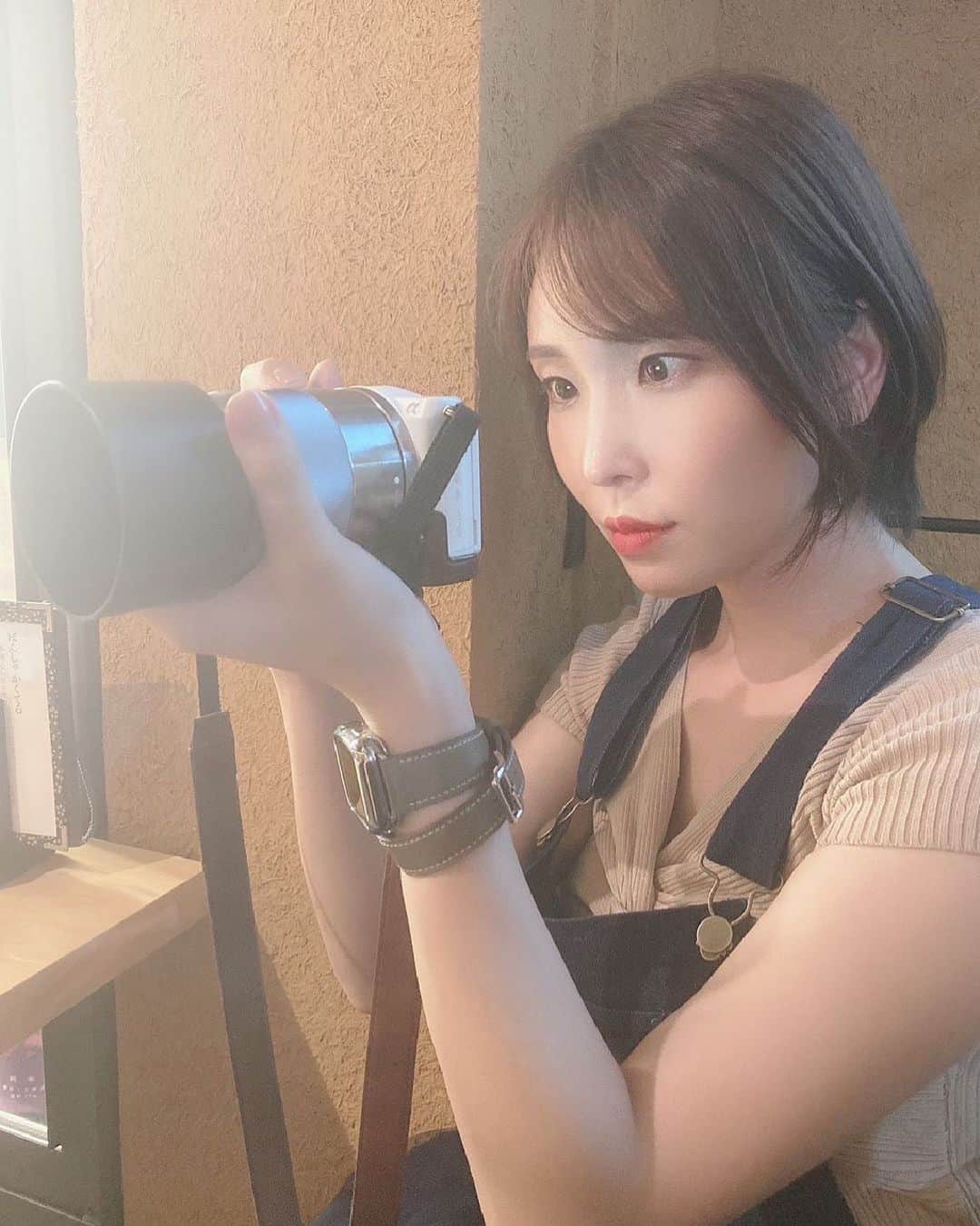 のインスタグラム：「カメラ構えるときの顔﻿ いつも真剣すぎる🤣﻿ ﻿ ﻿ ﻿ ﻿ ﻿ ﻿ #カメラ女子 #カメラ初心者 #カメラのある生活 #photo #portrait #portraitphotography #cameragirl #japanesegirl #japanesemodel #japanesemakeup」