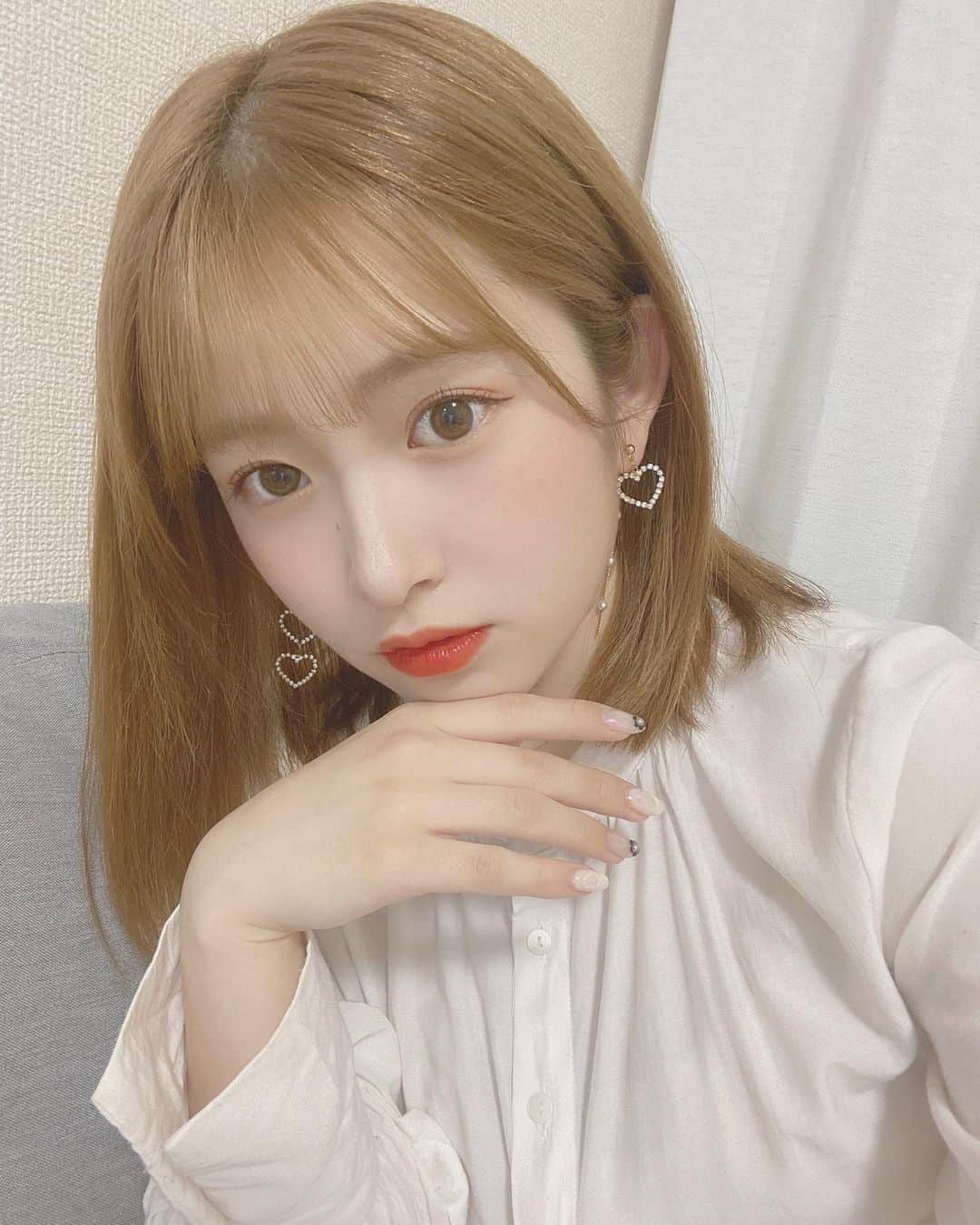 青木菜花のインスタグラム：「.﻿ .﻿ 髪の毛伸びてきた🤔﻿ 久々にこんなに髪色明るいかも😂💓﻿ ﻿ みんなの最近あったはっぴーな出来事教えて〜！😝﻿ .﻿ .﻿ #セルフィー #ピアス #アクセサリー #instalike #instagood #instapic #lfl #l4l」