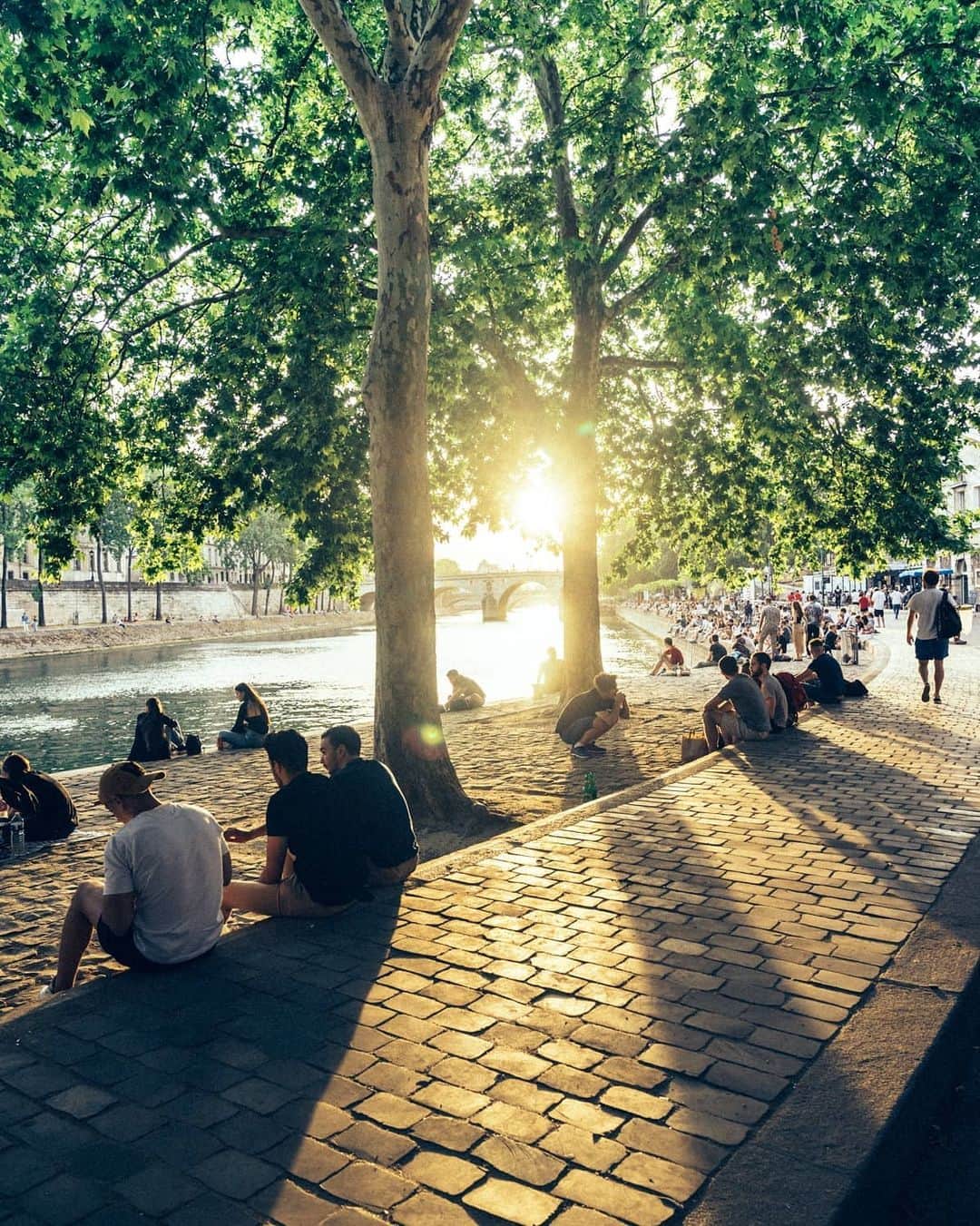 VuTheara Khamさんのインスタグラム写真 - (VuTheara KhamInstagram)「Parisian Vibes, Paris, 2020 💙💛💚 It's a series of pictures taken yesterday along the Seine river.」7月20日 20時58分 - vutheara