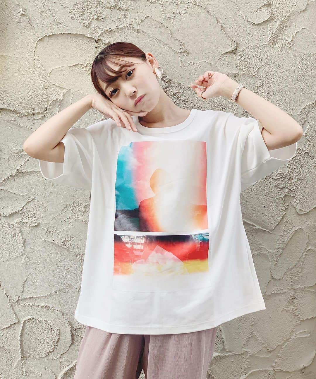 熊井りんのインスタグラム：「. . . 色んなTシャツ見るけど このフォトTは本当お気に入り🌷 . 大好きなあやち(@1116_for )がthemorningafter(@themorningafter2015 )さんと コラボして制作したTシャツらしいのだけど 最高すぎる... 生地もめちゃしっかりしてるから長く使えるし このTシャツで色んなコーデ楽しみたい🤦🏻‍♀️ . . . . #tシャツ #tシャツコーデ #ビッグシルエット #スタイル #themorningafter」