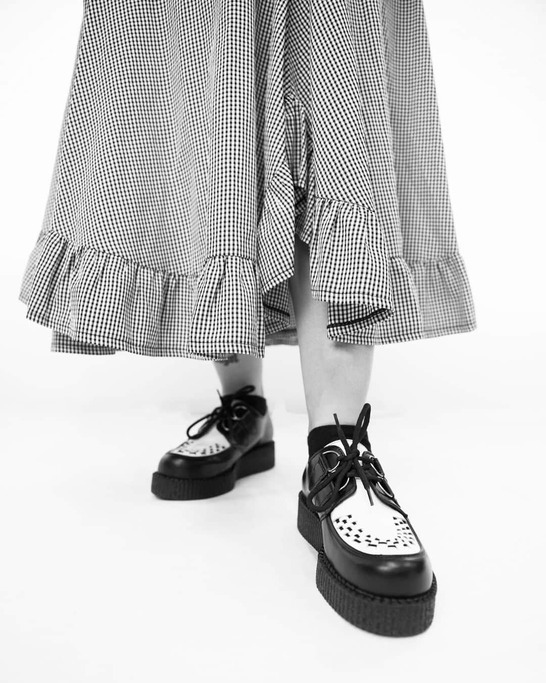 アンダーグラウンドのインスタグラム：「This version of the Original Wulfrun Creeper, a contrast black and white leather option on a single and double sole. Algender.⁠ ⁠ ⁠ ⁠ #UndergroundEngland #UndergroundShoes #UndergroundCreeper #WulfrunCreeper #Creepers #Underground #Wulfrun #OriginalCreeper #algender」