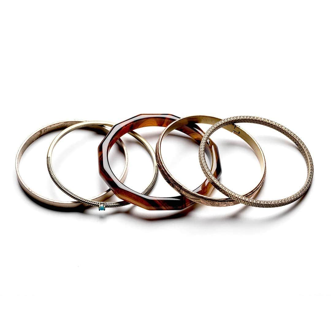 イオッセリアーニさんのインスタグラム写真 - (イオッセリアーニInstagram)「set of 5 mixed agate and 10k gold plated diamond cut bangles, set by hand.  #iosselliani #bracelet #set #bangles #sale #agate #diamond #handmadejewelry #fashionjewelry #Fashion」7月20日 21時06分 - iosselliani