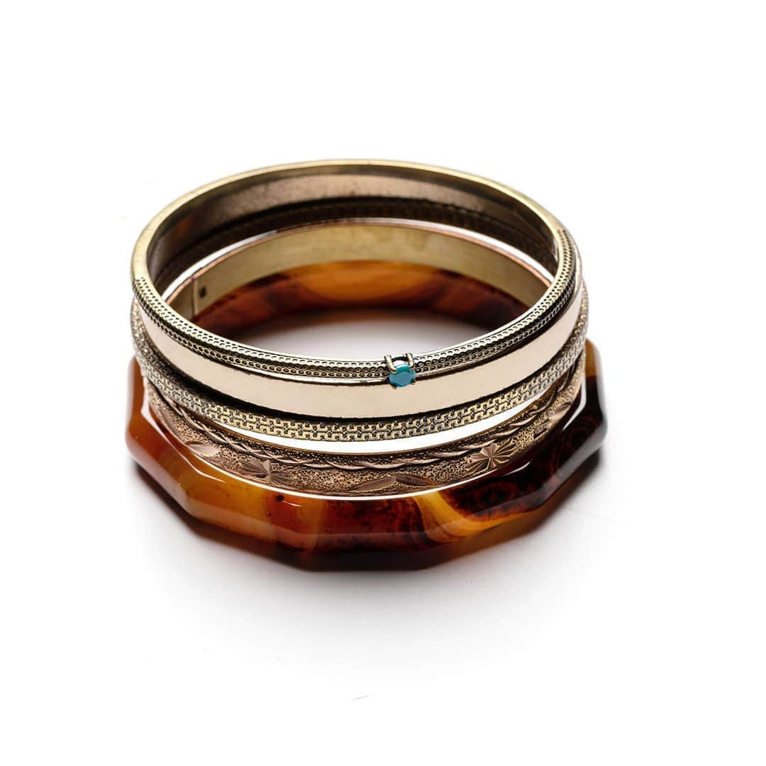 イオッセリアーニさんのインスタグラム写真 - (イオッセリアーニInstagram)「set of 5 mixed agate and 10k gold plated diamond cut bangles, set by hand.  #iosselliani #bracelet #set #bangles #sale #agate #diamond #handmadejewelry #fashionjewelry #Fashion」7月20日 21時06分 - iosselliani