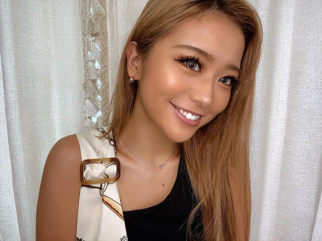 やしろななさんのインスタグラム写真 - (やしろななInstagram)「YELLOのFACE AND BODY GLOW がまじ可愛いすぎる🤎🥥  デコルテと鼻先と肩と腕に塗ったよ💫💫💫 肩の艶感がまじタイプすぎる😂 肌を出したくなる👙  めーっちゃ艶肌になるしキラキラも発色良くて保ちも良い👌🏽🔥  夏鬼のように使おう🐚🌈🌻 ドレス着る時とかもいろーんな所艶肌にしても絶対可愛いな💕💕👗 オールシーズンいけるね❕  パッケージも可愛いし完璧😍💋」7月20日 21時10分 - 8467_0