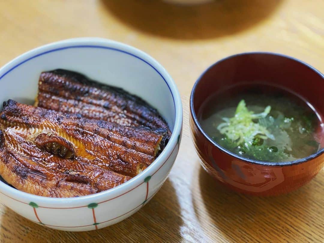 日髙のり子のインスタグラム：「＊＊＊﻿ 今日の晩ご飯、鰻丼です。﻿ 浜松の親戚が毎年土用の丑の日の頃送ってくれるのです。﻿ ﻿ や、は、り！美味しい〜☺️💓﻿ ﻿ ふわふわの鰻に日頃冷凍庫で保存している、こだわりの山椒をかけて頂きます。﻿ ひつまぶし風にネギやワサビを乗せても美味しいし😋﻿ 鰹のお出汁をかければ、鰹、鰻、そして鰻のタレがスペシャルな美味しさとなってお口が幸せになります😋﻿ ﻿ お陰様で元気出ました❣️﻿ ありがとう✨﻿ ﻿ #鰻 #土用の丑の日 #元気 #エネルギー #エネルギーチャージ #頑張る #💪」