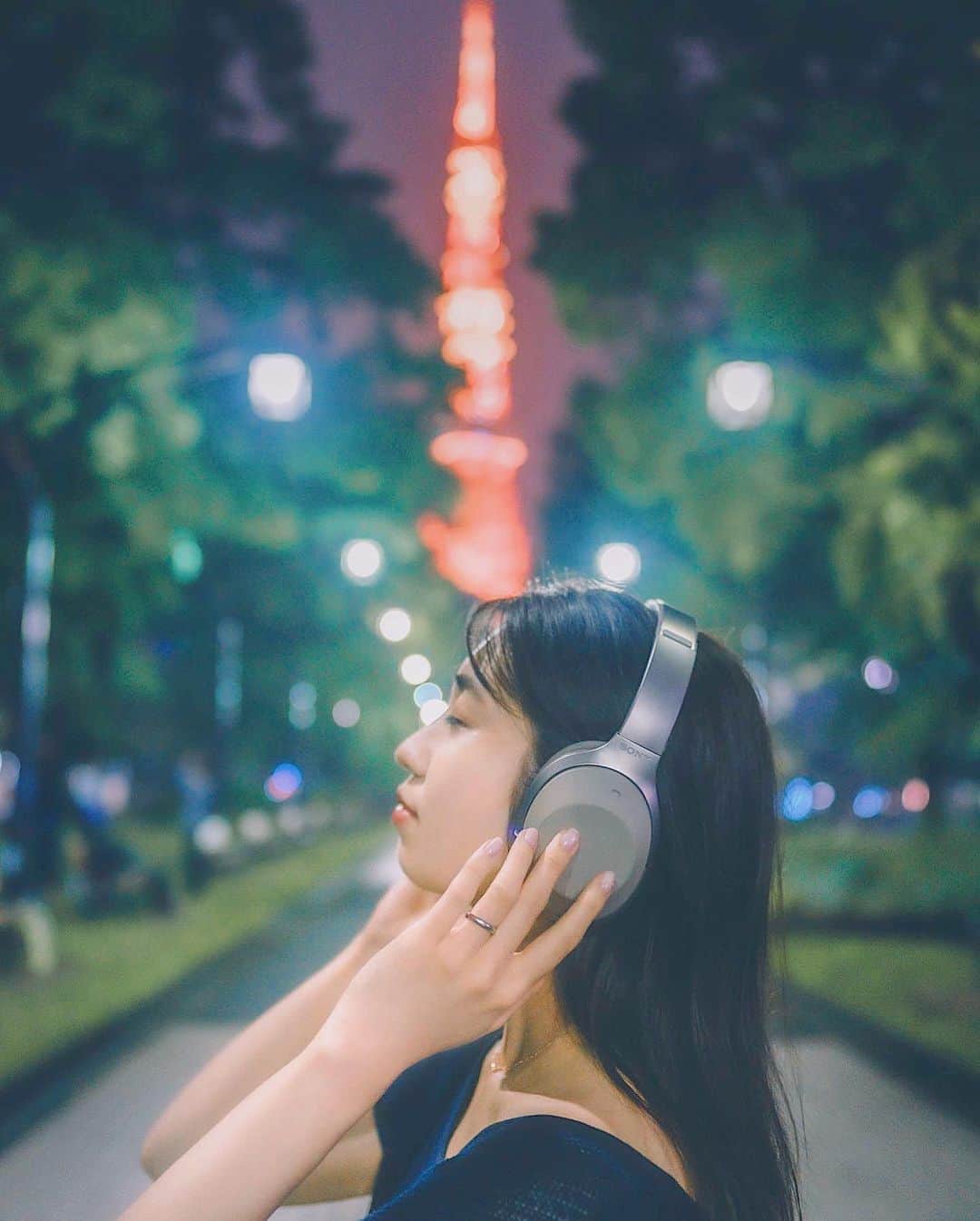 mikicoco00のインスタグラム：「* * * 😌🎧🗼🎼♬︎.•*¨*•.•*¨*•.¸¸ * 音と光 * * 自粛中に東京ラブストーリー見てたから、 頭の中は小田和正さんとVaundy🙊🎼 * * * * * * #東京タワー#音楽#癒し #tokyotower #🗼  #sony#camera#headphones」