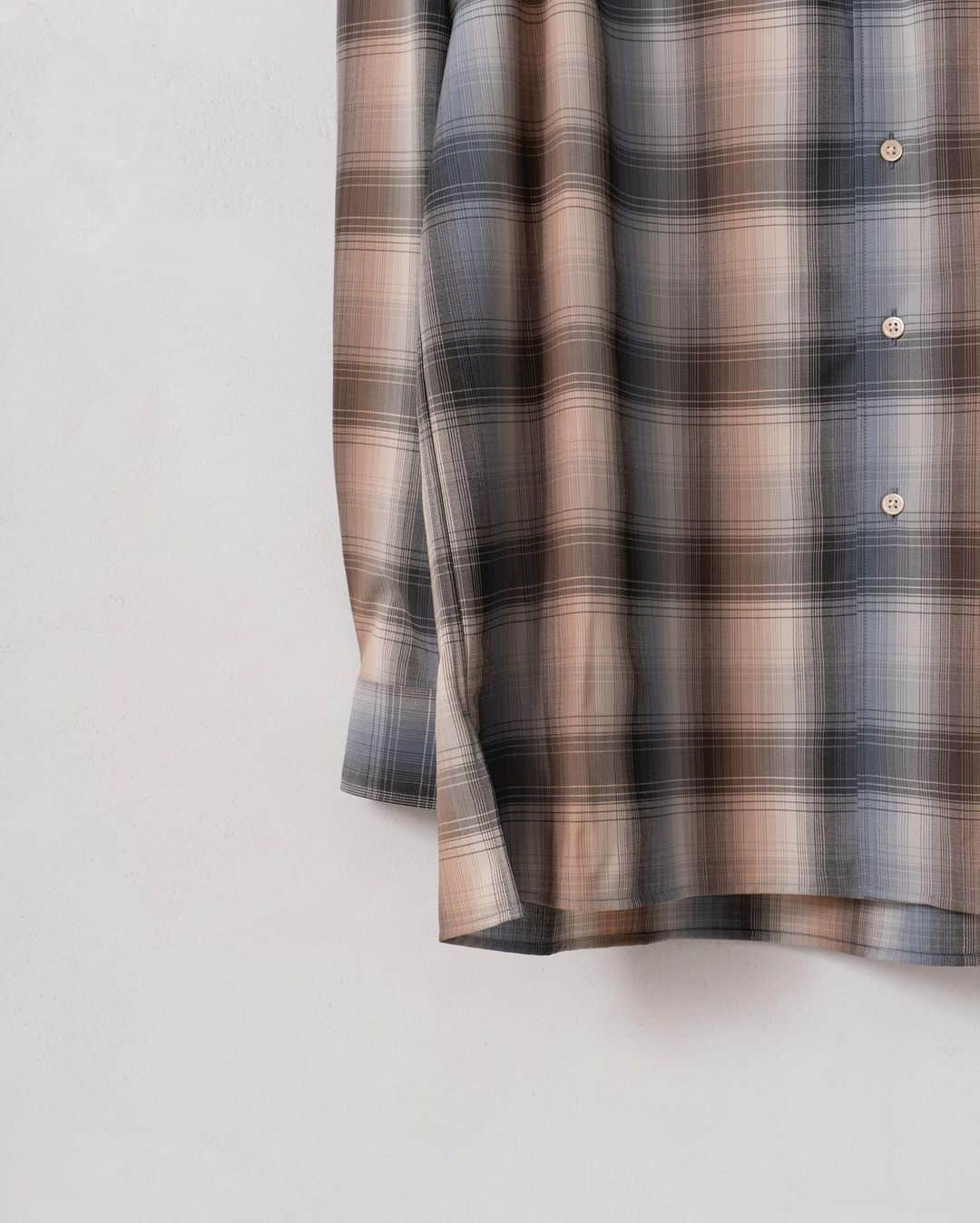 EDIFICEさんのインスタグラム写真 - (EDIFICEInstagram)「【AURALEE】- 2020  Autumn&Winter - ﻿ 《SUPER LIGHT WOOL CHECK SHIRTS》﻿ ﻿ 毎シーズン人気のあるウールのチェックシャツ。﻿ ﻿ 独特のぬめり、光沢感、上質な落ち感が最大の特徴。﻿ ﻿ しっとりとした柔らかい生地はクセになる着心地で多くのファンから支持を得ています。﻿ ﻿ 今シーズンは秋らしいくすみのあるマドラスチェックを採用。﻿ メインのトップスやインナーなど多くの着こなしに活躍してくれます。﻿ ﻿ ﻿ ﻿ Shirt :【AURALEE】¥34,000+tax﻿ No . 20050310000630﻿ ﻿ ﻿ ﻿ ﻿ ﻿ ﻿ ﻿ ﻿ ﻿ ﻿ ﻿ ﻿ ﻿ ﻿ ﻿ ﻿ #edifice #auralee #mensshirt #shirtstyle #2020aw #mensfashion #mensstyle #menswear #woolcheck #auralee2020aw #checkshirt #menwithclass #menwithstyle #mensclassic #mensclothing #mensclothes #dapper #dapperman #dapperstyle #エディフィス #オーラリー #スーパーライトウールチェックシャツ」7月20日 21時13分 - edifice.jp