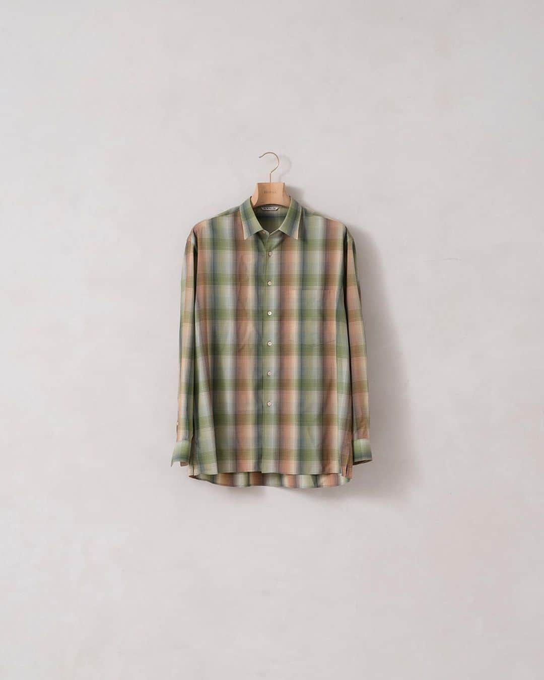 のインスタグラム：「【AURALEE】- 2020  Autumn&Winter - ﻿ 《SUPER LIGHT WOOL CHECK SHIRTS》﻿ ﻿ 毎シーズン人気のあるウールのチェックシャツ。﻿ ﻿ 独特のぬめり、光沢感、上質な落ち感が最大の特徴。﻿ ﻿ しっとりとした柔らかい生地はクセになる着心地で多くのファンから支持を得ています。﻿ ﻿ 今シーズンは秋らしいくすみのあるマドラスチェックを採用。﻿ メインのトップスやインナーなど多くの着こなしに活躍してくれます。﻿ ﻿ ﻿ ﻿ Shirt :【AURALEE】¥34,000+tax﻿ No . 20050310000630﻿ ﻿ ﻿ ﻿ ﻿ ﻿ ﻿ ﻿ ﻿ ﻿ ﻿ ﻿ ﻿ ﻿ ﻿ ﻿ ﻿ #edifice #auralee #mensshirt #shirtstyle #2020aw #mensfashion #mensstyle #menswear #woolcheck #auralee2020aw #checkshirt #menwithclass #menwithstyle #mensclassic #mensclothing #mensclothes #dapper #dapperman #dapperstyle #エディフィス #オーラリー #スーパーライトウールチェックシャツ」