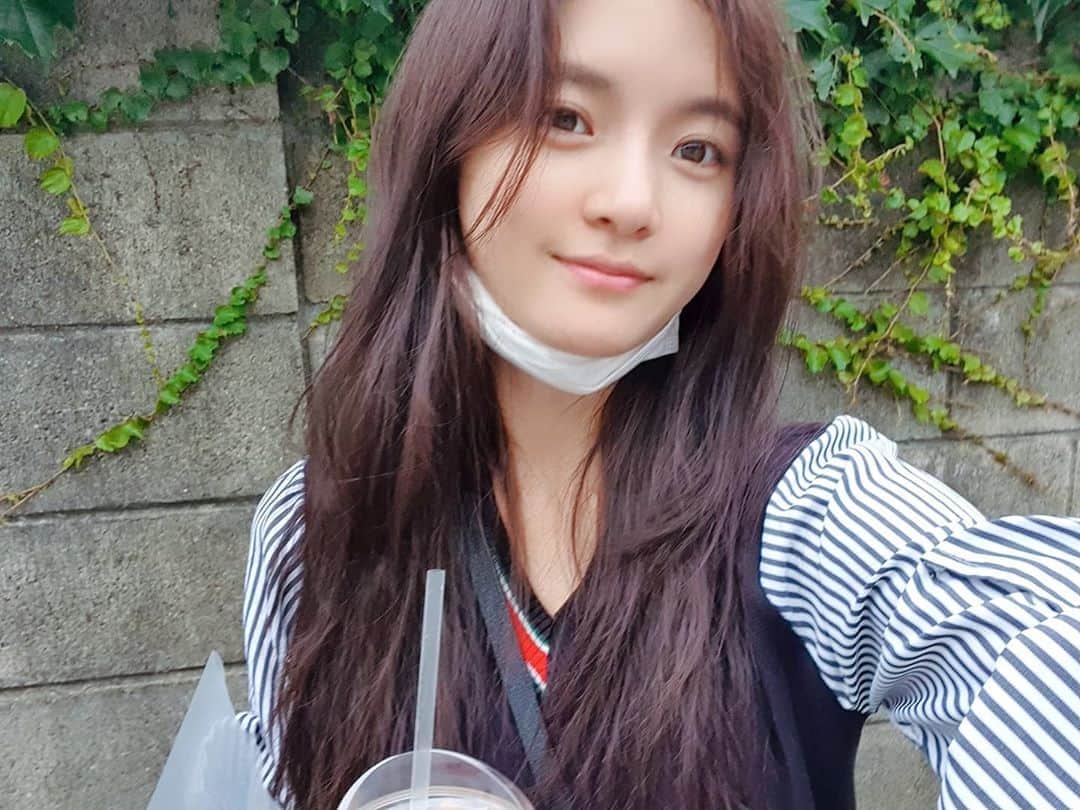 コ・ボギョルのインスタグラム：「담쟁이들이랑🌿」