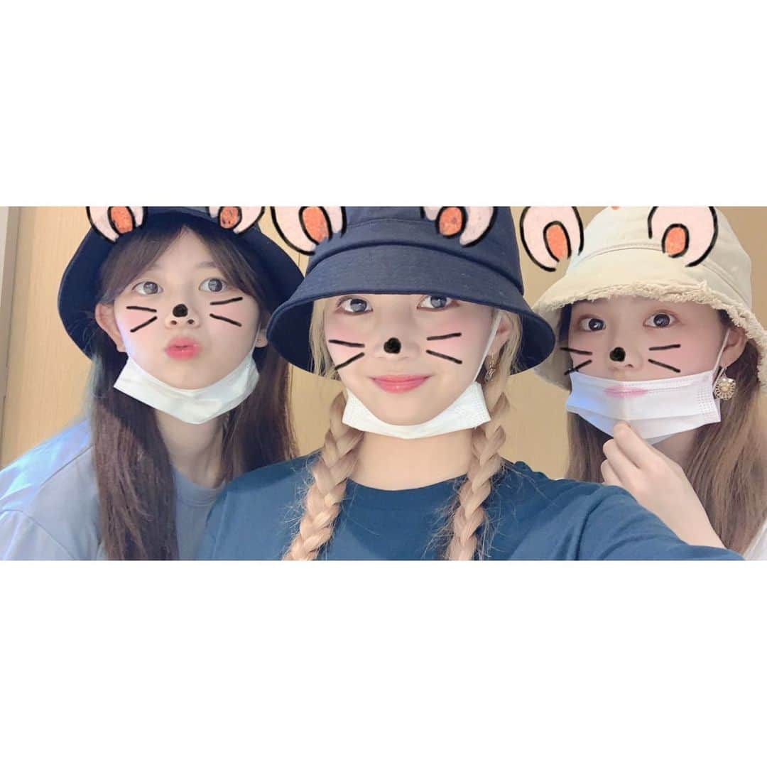 NiziUさんのインスタグラム写真 - (NiziUInstagram)「NiziUのMAYUKAです！  昨日はあまり挑戦した事がない髪型で3人でお出かけしてきました🚗💨 楽しかったです！😻  WithUの皆さんもお体に気をつけてくださいね🥺❣️  以上、MAYUKAでした！！  ————————————- 안녕하세요~ NiziU의 MAYUKA입니다!  어제는 지금까지 해본 적 없는 머리스타일을 도전해봤어요! 이걸로 3명이 함께 외출했습니다 너무너무 즐거웠어요!😻  WithU 여러분들도 몸조심하세요🥺❣  이상 MAYUKA였습니다!!  #NiziU #WithU #MAYUKA #MAYUKAとデートなうに使ってね〜」7月20日 21時18分 - niziu_artist_official