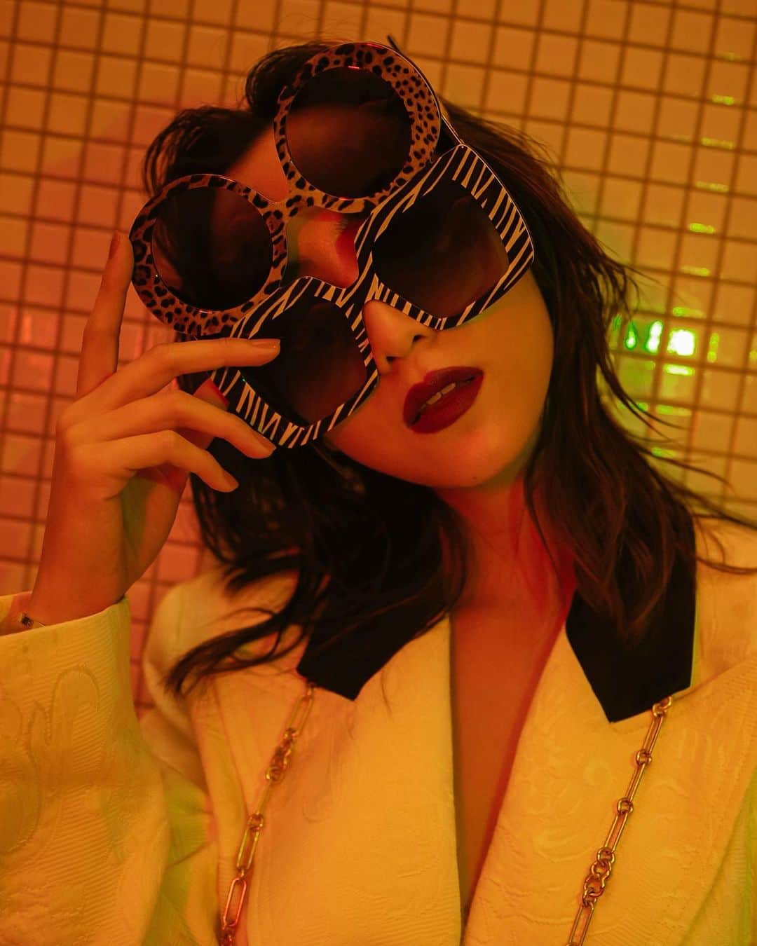 ソニアのインスタグラム：「When you and your BFF meet and there’s just so much shade to throw ☠️😎 A casual catch up with your girls usually always ends up as a conversation till 3am do you feel me...  . Sunglasses: @dolcegabbana  Blazer and chains: @toryburch Dream team: @violetfoocraze @benjioo @nicolequek shot at @hotelmonosg」