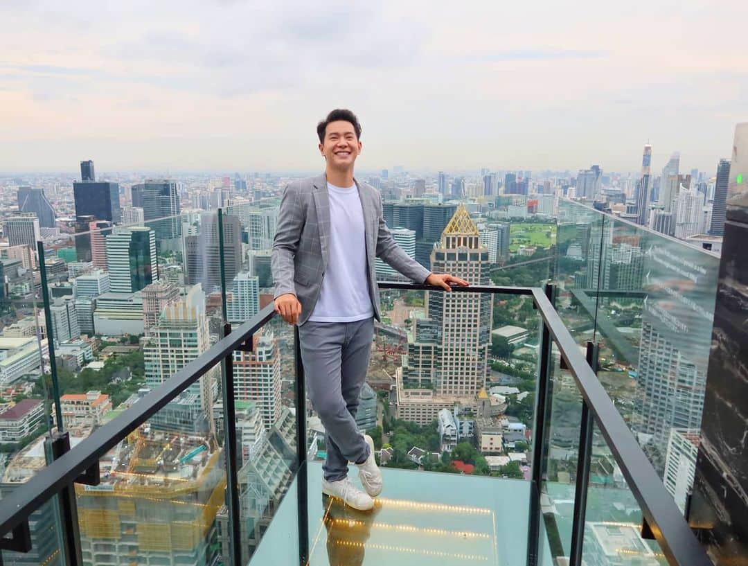 アイス・サランユーのインスタグラム：「Dinner on the top of @banyantreebangkok  At 59th floor #Bangkok #thailand」
