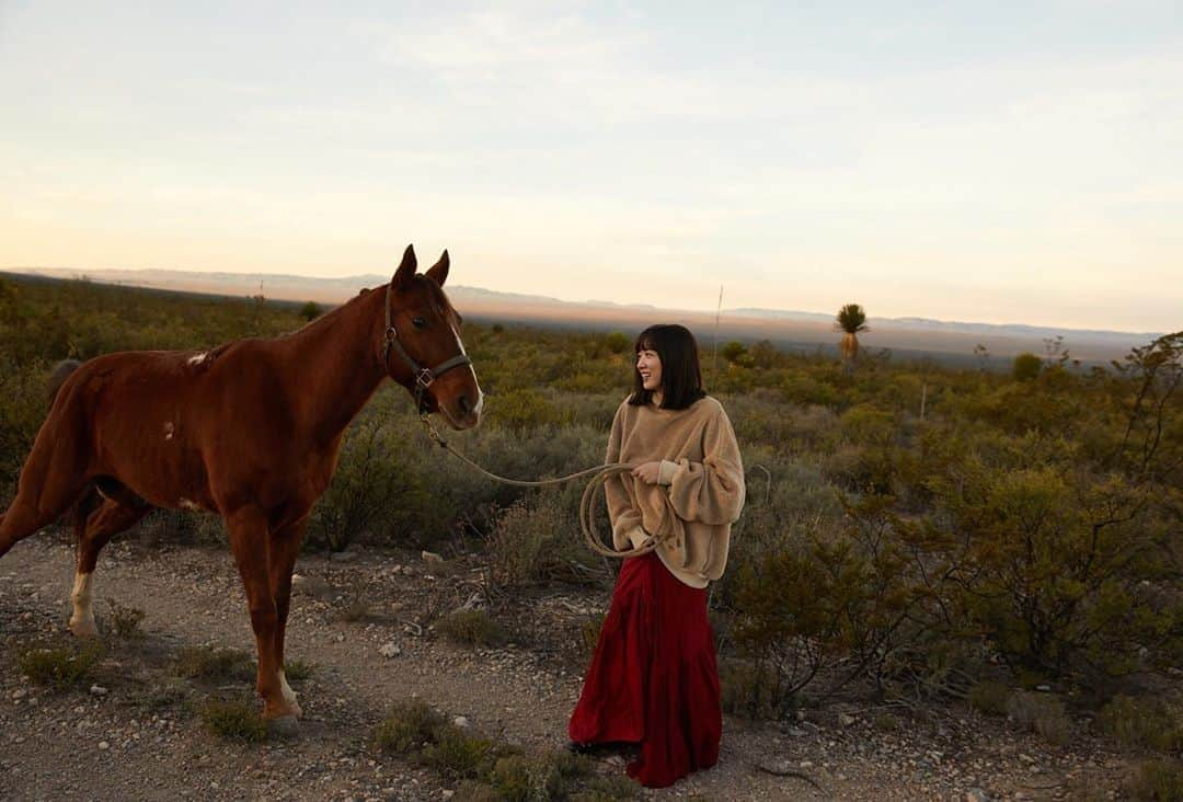 永野芽郁さんのインスタグラム写真 - (永野芽郁Instagram)「. 馬を引くのも楽しそうです🐴✨ #永野芽郁nocambia #naganomei_nocambia #永野芽郁 #nocambia」7月20日 21時21分 - naganomei_staff