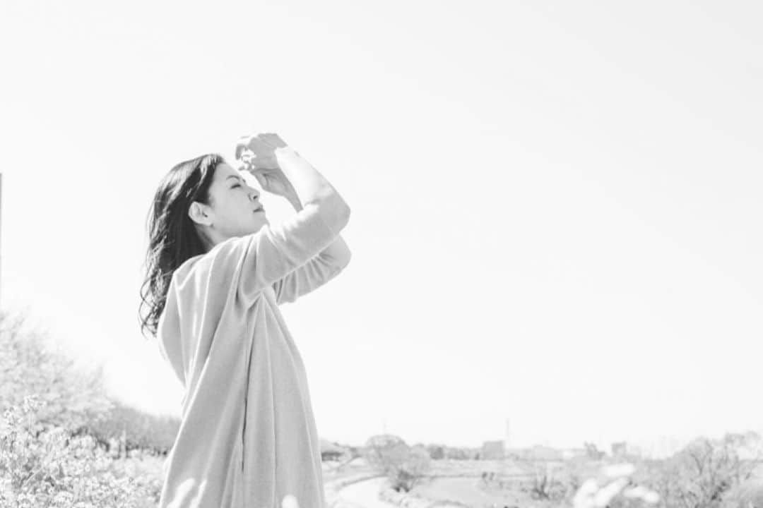 睦のインスタグラム：「若き才能あふれる 俳優さんが、 自殺したとの報道。  とっても驚きました。  今は。  彼が自宅で 独りで亡くなった と言う事以外は、 周りの方への インタビューから こうではないか、と言う 推測の中。  言葉にするのは とても難しいですが。  ほんとの本当の 彼の心の中は、 周りの方も、 彼自身さえも、 分からなかったんじゃ ないのかなぁと。  視聴者として、 ニュースを見ながら 感じています。  私事で 恐縮なのですが。  過ぎた事のひとつとして。  30代の 後半ぐらいだったかなぁ。  死にたい。ではなく 消えたい。と 思ってしまう時期が ありました。  眠ってる時だけが、 何も考えないですむ 唯一の時間だったので。  そのまま 目を覚さなければいいのにと 思ってしまう日々。  原因であろう問題に 向き合う気力が ある時とない時の 激しい波間に 完全に 飲み込まれていました。  電車に乗っているのが 怖くなった時点で もう、まずいなと痛感。  主人や、 同じ悩みを抱えていた友人、 心臓の主治医の アドバイスのおかげで なんとか 乗り切る事が出来たけれど。  日替わりの心を 自分で コントロールする事が 難しい時期を 経験していたせいか。  このニュースから 目が離せない自分が居ます。  心より ご冥福をお祈りすると共に。  この時期だからこそ、 命について。  改めて考えたいと 思わされる出来事だなと 受け止めています。  Photo @yoshiyukimizuno  Hairmake @phogotobox  #心 より #ご冥福をお祈りします  #撮影  #shooting  #正直  #photographer  #hairmake  #スター　 #star  #訃報  #テレビ  #tv  #ニュース  #news  #命  #life  #inochi  #家族　 #hearts  #カメラマン  #ヘアメイク　 #family  #friends  #作詞家  #artist  #lyricist  #model  #モデル　 #井上睦都実 #睦」