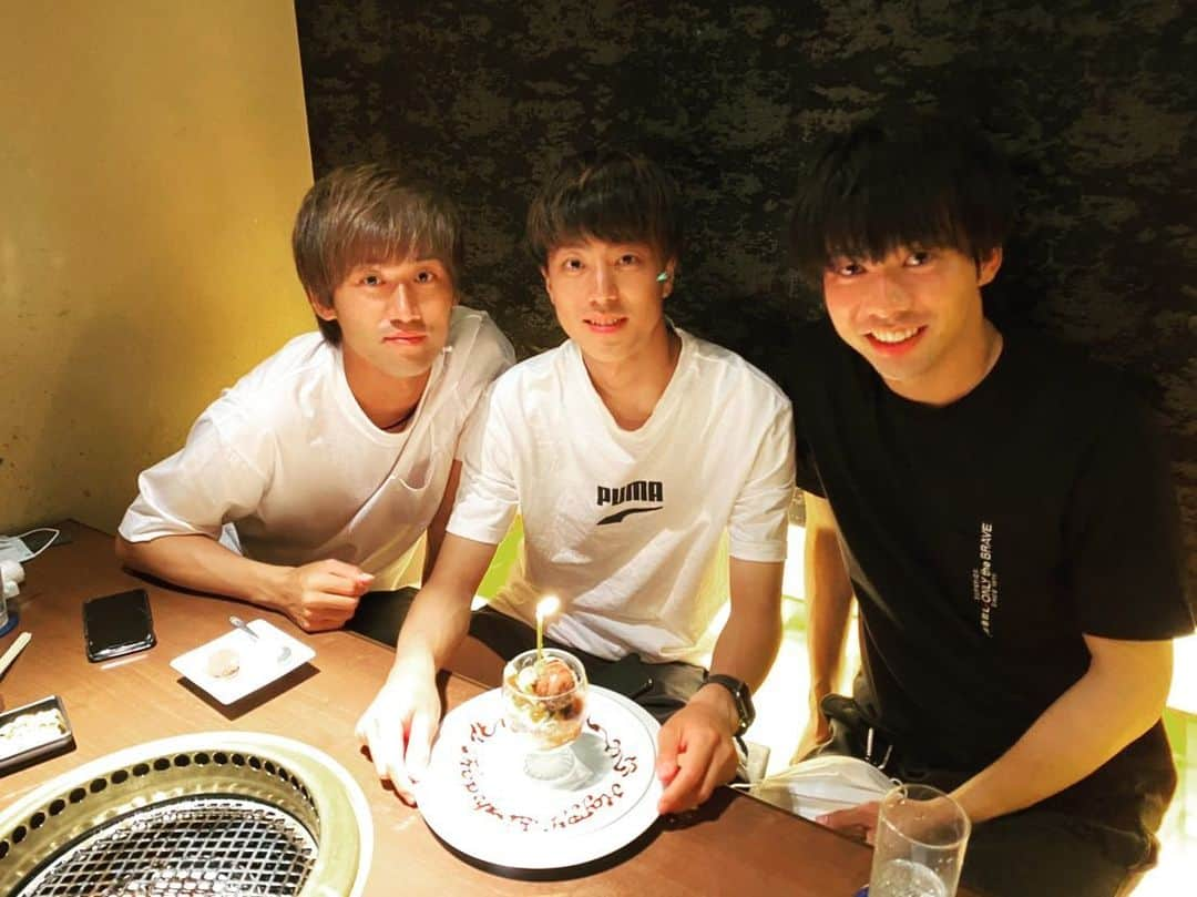 花井聖のインスタグラム：「亮太の誕生日祝い。 . #イケメントレーナー #鈴木亮太 #花井聖 #齊藤和希 #一徹 #焼肉 #高岡」