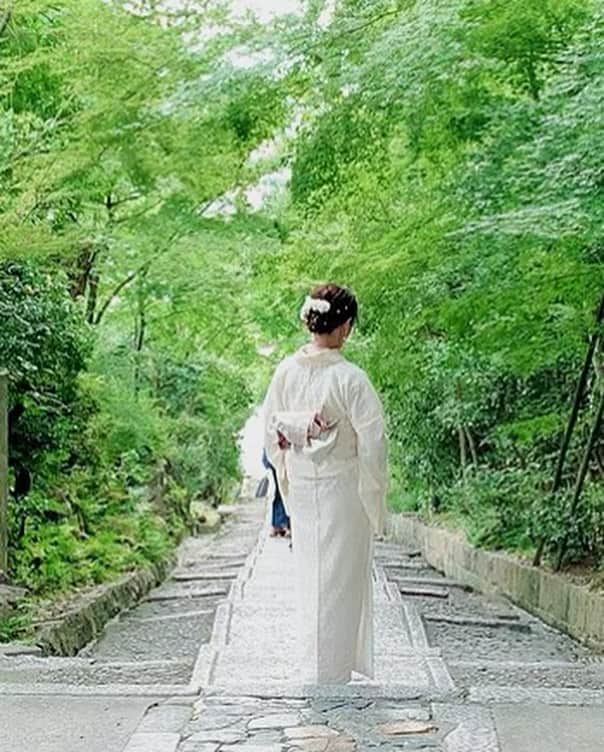 マキさんのインスタグラム写真 - (マキInstagram)「こんばんは🌇 . 今日もまた蒸し暑い一日になりましたね！ 京都で相方かずりん❤️ と、すごく可愛いレースの着物👘を来て散策しましたよ @kazurin.kyoto  . 京都の祇園にあります @kimonomiyabikyoto  . すごく可愛いレース着物は人生初の体験 アンティーク着物もあり 色々悩んでしまいますよ❤️ . 私はアイボリーホワイトにインナーにレースを着用して、パール飾りに😊 . 相方かずりんは、可愛いピンクレースにお花飾りやパールでめっちゃ可愛い❤️ . 帯やレース着物は色違いでも、その人に合わせてスタッフの方が、帯や帯揚げなどのデザインをセンス良くしてくれるので、着物を着せてもらいながらワクワクドキドキ💓してました‼️ . 近くには、八坂神社、祇園、高台寺など徒歩で行けるので、たくさん撮影したくなりますよ👍 . もちろん髪の毛セットも色々アレンジが選べて、またいつも着る着物👘とは違う雰囲気で楽しめますよ‼️ . おススメです♥️ . . ##京都和装工房雅 #レース着物雅 #京都着物 #ヘアアレンジ #pr#祇園#レース着物#京都#着物好きな人と繋がりたい #アンティーク着物#大正ロマン#着物アレンジ#着物ヘアー#アップヘアーに合わせて #selfime#浅草百美人2020」7月20日 21時26分 - maki_s0205