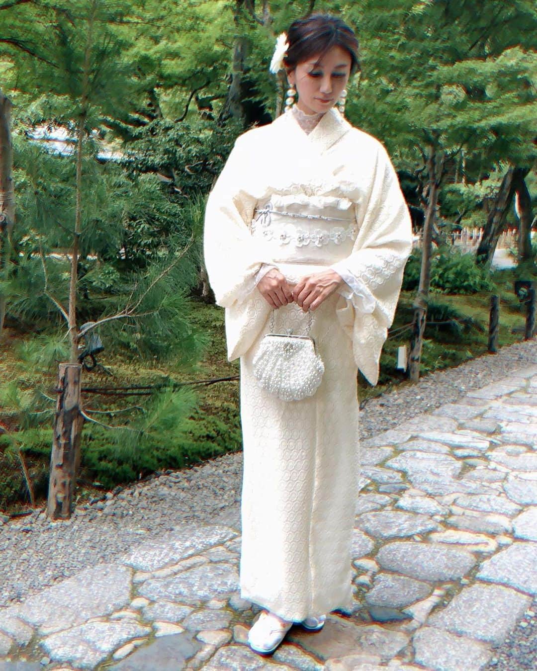 マキさんのインスタグラム写真 - (マキInstagram)「こんばんは🌇 . 今日もまた蒸し暑い一日になりましたね！ 京都で相方かずりん❤️ と、すごく可愛いレースの着物👘を来て散策しましたよ @kazurin.kyoto  . 京都の祇園にあります @kimonomiyabikyoto  . すごく可愛いレース着物は人生初の体験 アンティーク着物もあり 色々悩んでしまいますよ❤️ . 私はアイボリーホワイトにインナーにレースを着用して、パール飾りに😊 . 相方かずりんは、可愛いピンクレースにお花飾りやパールでめっちゃ可愛い❤️ . 帯やレース着物は色違いでも、その人に合わせてスタッフの方が、帯や帯揚げなどのデザインをセンス良くしてくれるので、着物を着せてもらいながらワクワクドキドキ💓してました‼️ . 近くには、八坂神社、祇園、高台寺など徒歩で行けるので、たくさん撮影したくなりますよ👍 . もちろん髪の毛セットも色々アレンジが選べて、またいつも着る着物👘とは違う雰囲気で楽しめますよ‼️ . おススメです♥️ . . ##京都和装工房雅 #レース着物雅 #京都着物 #ヘアアレンジ #pr#祇園#レース着物#京都#着物好きな人と繋がりたい #アンティーク着物#大正ロマン#着物アレンジ#着物ヘアー#アップヘアーに合わせて #selfime#浅草百美人2020」7月20日 21時26分 - maki_s0205