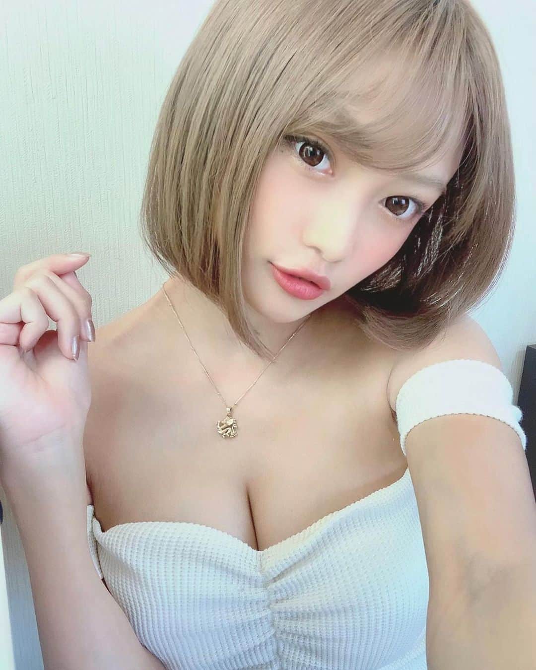 中原鈴奈さんのインスタグラム写真 - (中原鈴奈Instagram)「👼❤︎ ・ ・ ・ #gyda #ホワイト #オフショル#肩出し  #ショートボブ#ボブヘアー #ショートヘア #ハイトーンボブ  #ブロンドベージュ #snap#fashion#instagood #instalike#like4likes」7月20日 21時28分 - rinrin1228_