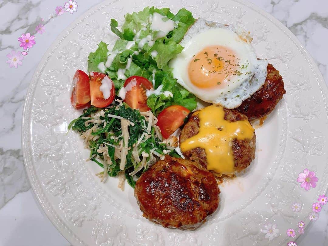 田中れいなさんのインスタグラム写真 - (田中れいなInstagram)「. #れーなご飯 だよー🍽💕 ハンバーグチーズinと 上に乗せるバージョン 目玉焼き乗せと  えのきとほうれん草の胡麻和え^^ *☼*―――――*☼*――――― #れーなご飯 #料理 #クッキング #ハンバーグ #チーズハンバーグ #胡麻和え  #photo #Instagram #instagramjapan #cooking」7月20日 21時29分 - tanakareina.lovendor