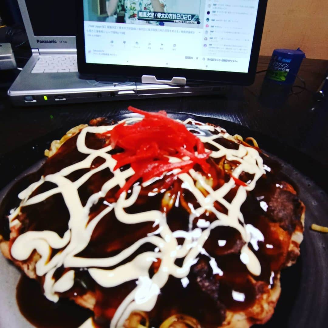 松本隆博のインスタグラム：「。 今日はお好み焼きにて 本日の〆をしておる所で ございます┌(┌＾o＾)┐。 明日はラジオ収録、頑張ります！ ～人生遊歩道～」