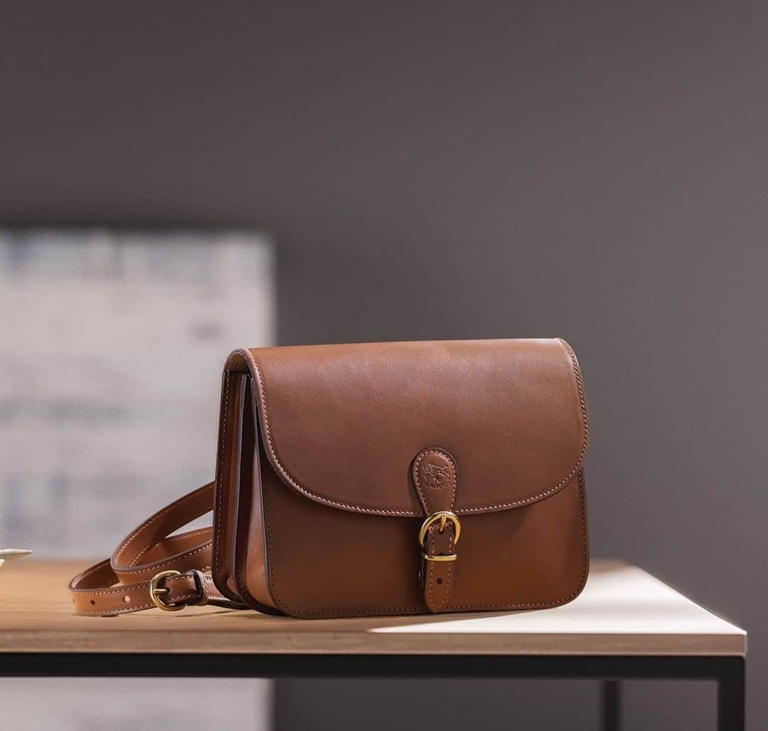 イルビゾンテのインスタグラム：「A clean shape for a timeless elegance.  ☆ #ilbisonte #timeless #madeintuscany #leatherbag」