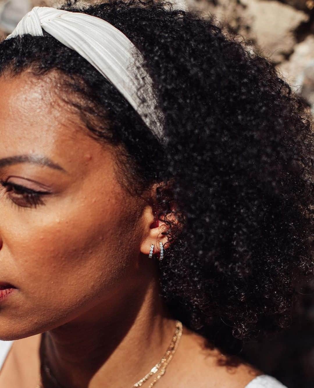 のインスタグラム：「Baby blue deets. Nothing says summer more than a touch of blue... (Ok, maybe a pub garden...)⁠ ⁠ #oreliajewellery #earstack #summerjewellery」