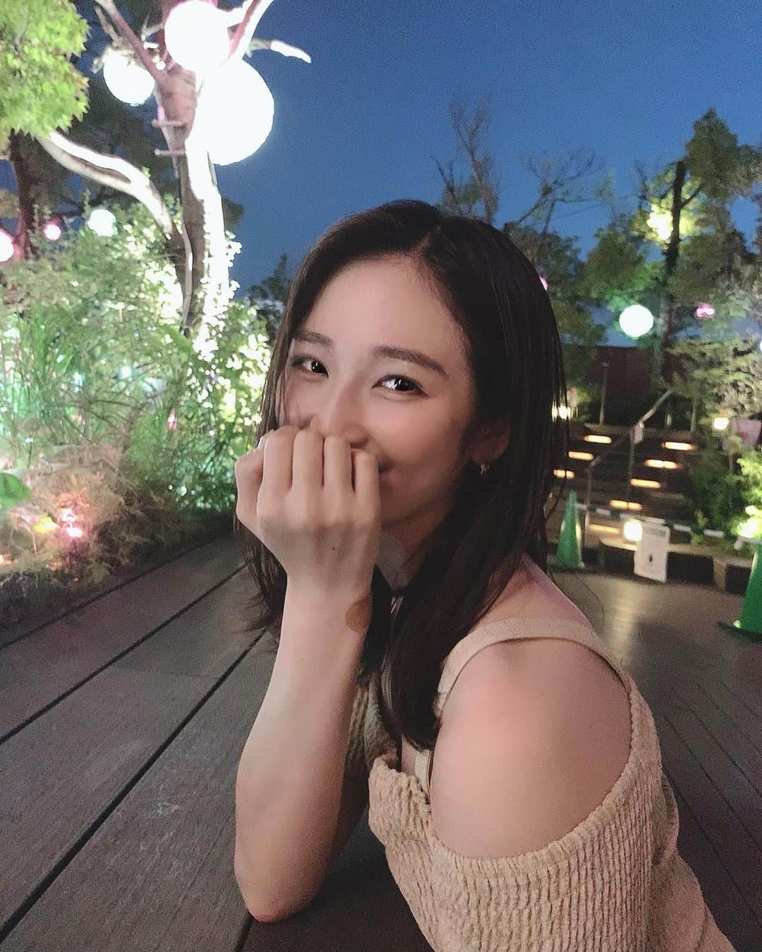 小磯陽香のインスタグラム：「. 髪ばっさりいったよん😋 すっきりー！✨ トリートメントもしてもらってさらっさらです😌  いつもいつもありがとうございます☺️  #黒髪 #ミディアムヘア #ミディアムアレンジ #ミディアムヘアアレンジ」
