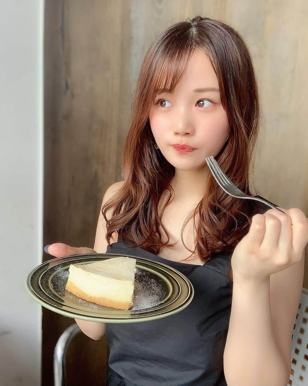 嬉野ゆみさんのインスタグラム写真 - (嬉野ゆみInstagram)「* * * やっぱり🧀cheesecake♬💛🐄 * * good morning cafeのチーズケーキは、濃厚なチーズがまあすごいっ。とってもボリューミー！ずっしり贅沢なお味で1人じゃ食べきれない☺️ * * * * 最近のお気に入り❤︎Easydewのクッションファンデ🎀韓国発のスキンケアブランド！Easydew知らなかったです、つやつやななのにとにかく密着してくれるから、マスクにもつかず夜まで綺麗✨☺️ * * スキンケアからコスメまでとっても素敵な商品のセレクトショップを見つけてしまい・・💓🥺この方がおすすめするなら安心と思った信頼度マックスのセレクトショップさんで、またご紹介したいと思います✨ * * * いつもみなさん沢山のメッセージとコメントありがとう💗ちゃんと見てます✨☺️ご相談のdm全部お返しできていないので><、またストーリーで質問コーナーやるときに送ってください✨ * * thank you always for your comments! 💫 * * #goodmoriningcafe #都内カフェ #おすすめカフェ #チーズケーキ #スイーツ女子 #furfur #クッションファンデ #easydew #コスメ購入品 #スキンケア #スキンケア好きさんと繋がりたい」7月20日 21時34分 - ureshino_chan