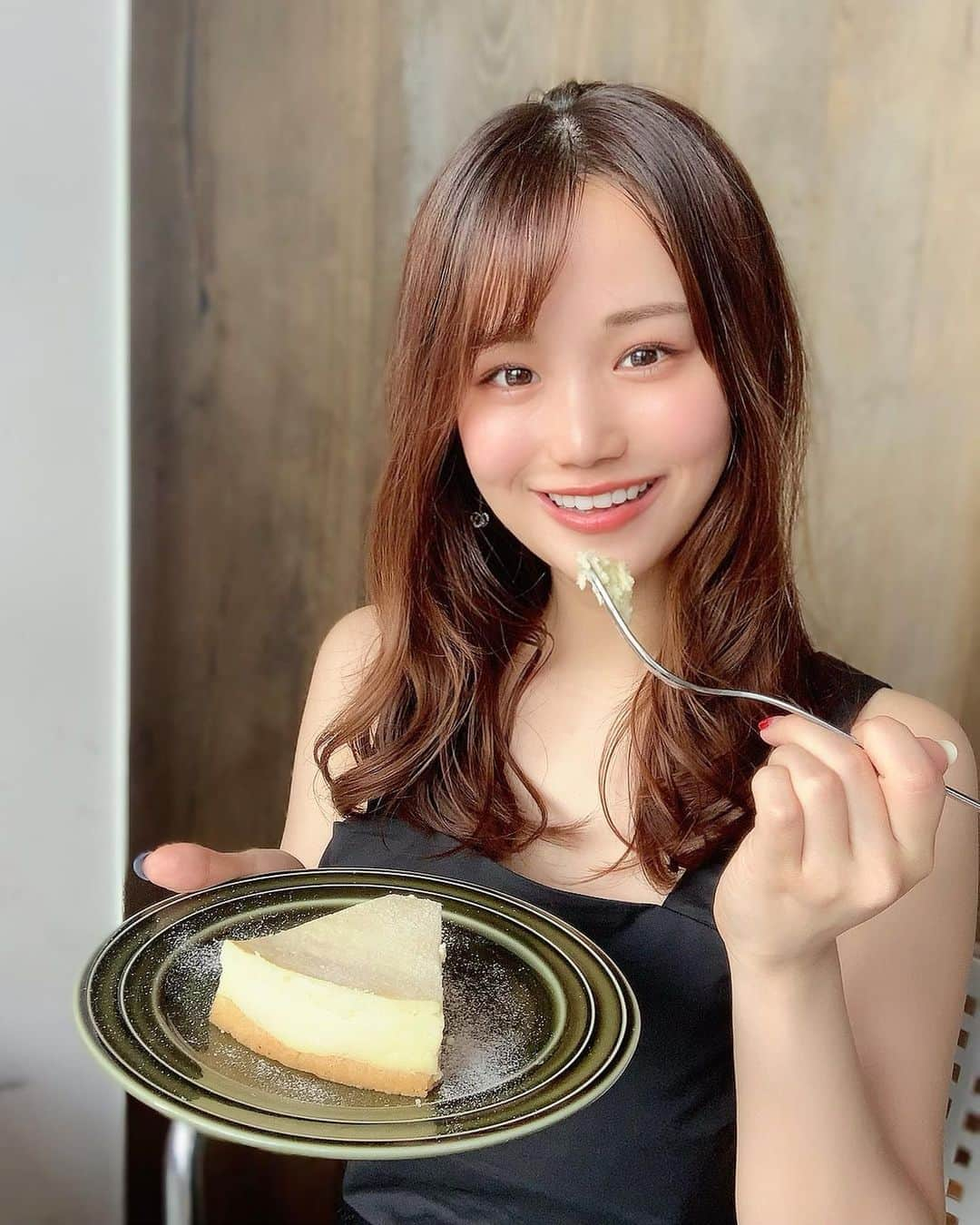 嬉野ゆみさんのインスタグラム写真 - (嬉野ゆみInstagram)「* * * やっぱり🧀cheesecake♬💛🐄 * * good morning cafeのチーズケーキは、濃厚なチーズがまあすごいっ。とってもボリューミー！ずっしり贅沢なお味で1人じゃ食べきれない☺️ * * * * 最近のお気に入り❤︎Easydewのクッションファンデ🎀韓国発のスキンケアブランド！Easydew知らなかったです、つやつやななのにとにかく密着してくれるから、マスクにもつかず夜まで綺麗✨☺️ * * スキンケアからコスメまでとっても素敵な商品のセレクトショップを見つけてしまい・・💓🥺この方がおすすめするなら安心と思った信頼度マックスのセレクトショップさんで、またご紹介したいと思います✨ * * * いつもみなさん沢山のメッセージとコメントありがとう💗ちゃんと見てます✨☺️ご相談のdm全部お返しできていないので><、またストーリーで質問コーナーやるときに送ってください✨ * * thank you always for your comments! 💫 * * #goodmoriningcafe #都内カフェ #おすすめカフェ #チーズケーキ #スイーツ女子 #furfur #クッションファンデ #easydew #コスメ購入品 #スキンケア #スキンケア好きさんと繋がりたい」7月20日 21時34分 - ureshino_chan