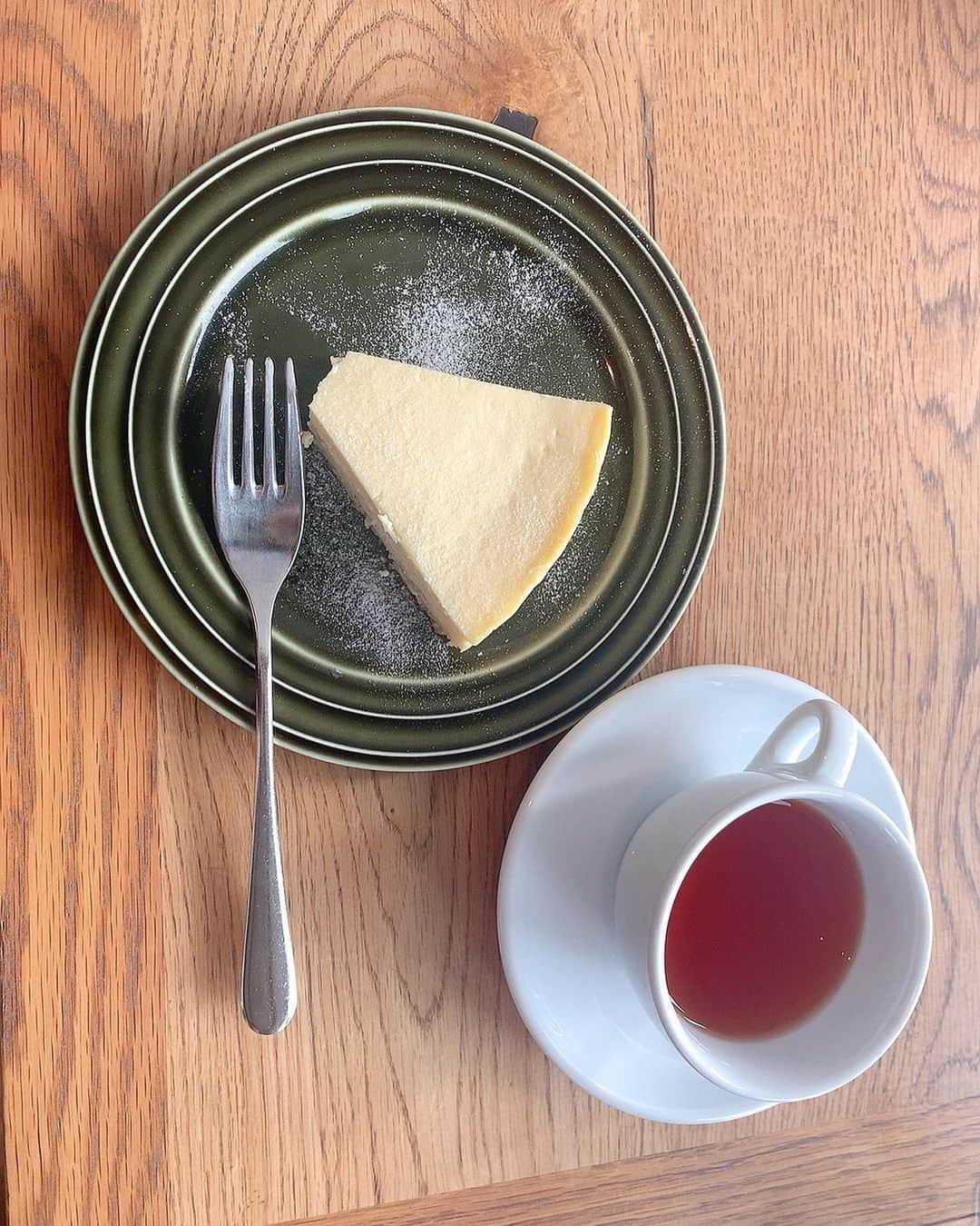 嬉野ゆみさんのインスタグラム写真 - (嬉野ゆみInstagram)「* * * やっぱり🧀cheesecake♬💛🐄 * * good morning cafeのチーズケーキは、濃厚なチーズがまあすごいっ。とってもボリューミー！ずっしり贅沢なお味で1人じゃ食べきれない☺️ * * * * 最近のお気に入り❤︎Easydewのクッションファンデ🎀韓国発のスキンケアブランド！Easydew知らなかったです、つやつやななのにとにかく密着してくれるから、マスクにもつかず夜まで綺麗✨☺️ * * スキンケアからコスメまでとっても素敵な商品のセレクトショップを見つけてしまい・・💓🥺この方がおすすめするなら安心と思った信頼度マックスのセレクトショップさんで、またご紹介したいと思います✨ * * * いつもみなさん沢山のメッセージとコメントありがとう💗ちゃんと見てます✨☺️ご相談のdm全部お返しできていないので><、またストーリーで質問コーナーやるときに送ってください✨ * * thank you always for your comments! 💫 * * #goodmoriningcafe #都内カフェ #おすすめカフェ #チーズケーキ #スイーツ女子 #furfur #クッションファンデ #easydew #コスメ購入品 #スキンケア #スキンケア好きさんと繋がりたい」7月20日 21時34分 - ureshino_chan