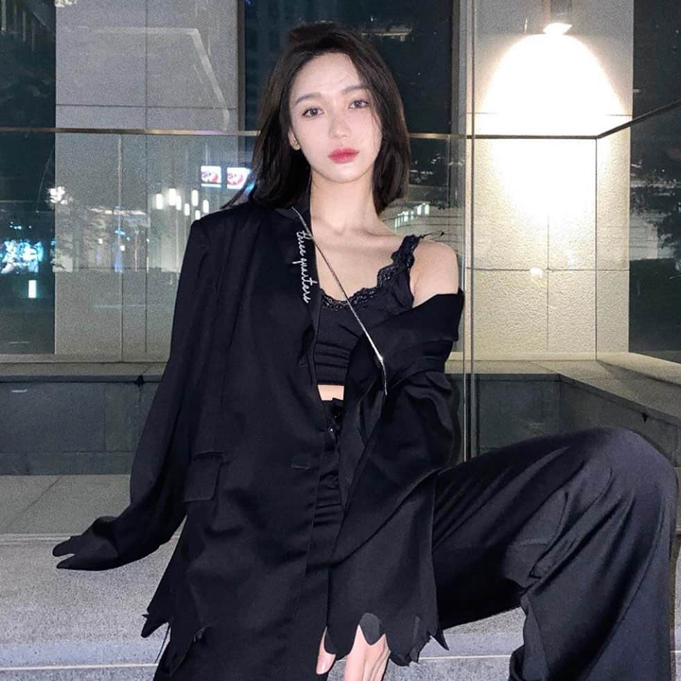 原涼香のインスタグラム：「さらっと巻かないボブも可愛い💯🖤 ㅤㅤㅤㅤㅤㅤㅤㅤㅤㅤㅤㅤㅤ」