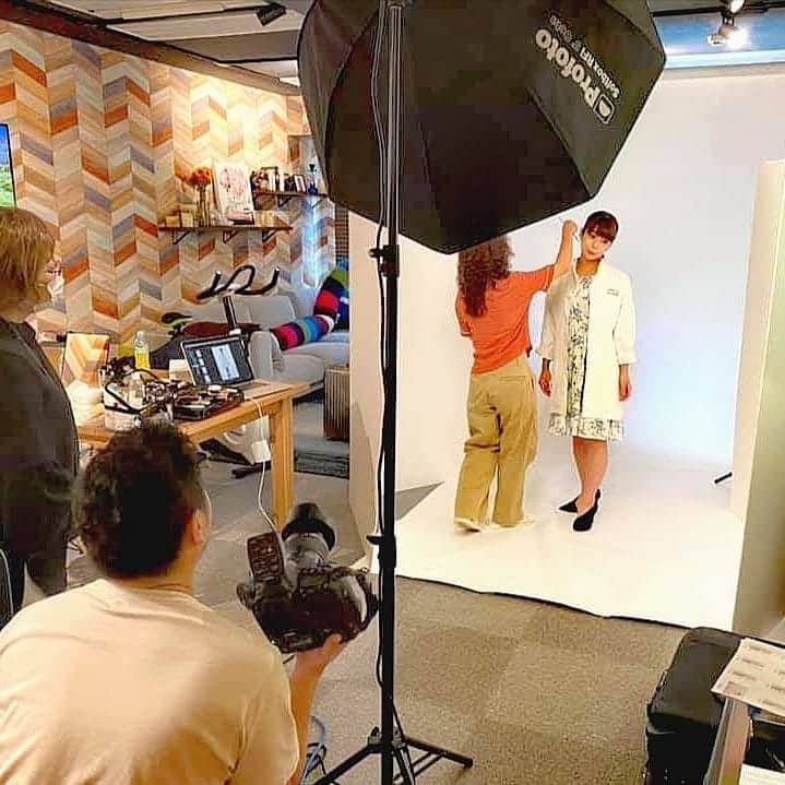 大久保愛のインスタグラム：「明日J-WAVE朝6時半から話します。　　 　 「心がバテない食薬習慣」をもとに先週に引き続き今週の食薬をお伝えします。  J-WAVE TOKYO MORNING RADIO  「SUNSTAR PLEASURE PICK UP!」 7月21日  6時半~  写真は最近の新商品の撮影で、ラジオと関係ないです。   #jwave #食薬習慣 #食薬 #食薬ごはん #ohayomorning #radiko  #食薬事典 #ラジオ #薬膳 #セルフメディケーション #予防医療 #未病 #漢方薬剤師 #国際中医師 #国際中医美容師 #薬剤師 #サンスター #心がバテない食薬習慣 #大久保愛」