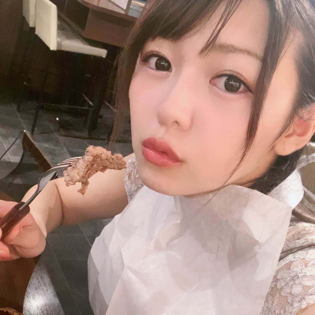 織田唯愛さんのインスタグラム写真 - (織田唯愛Instagram)「こないだ お肉600g食べた♡♡ . そしてその後、1000gも食べれた(๑ ́ᄇ`๑)🥩 . . きっと今、無敵٩(ˊᗜˋ*)و . これで筋トレしたら デカくなる気しかせん(๑ ́ᄇ`๑) . . イノシシ倒せる気がする🐗🐗 . 『 強くなりたくば喰らえ 』 と、範馬勇次郎も言ってるからな🤸🏻 . #何目指してんの ww . . #肉食女子 #にくすたぐらむ」7月20日 21時48分 - odaichika