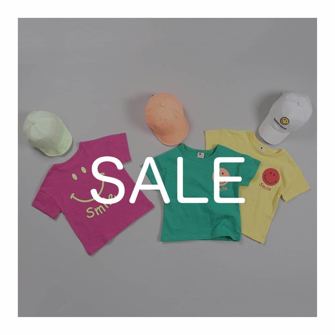 韓国子供服 Punonさんのインスタグラム写真 - (韓国子供服 PunonInstagram)「-﻿ ﻿ ♥♡♬お取り寄せメーカーSALE品♥♡♬ ﻿ ﻿ 本日もUPしています❤️﻿ ﻿ ✍︎ SALE／スマイルT／90-130㎝﻿ ﻿ ﻿ SALE品はメーカー在庫限りとなりますため﻿ 欠品になってしまう可能性も多くその点をご了承の上ご購入ください🙇‍♂️﻿ ﻿ ﻿ ◇◇◇◇◇◇◇◇◇◇﻿ ﻿ ﻿ ※お揃い希望であっても買い付け﻿ 完了商品は発送となります!﻿ ﻿ ※欠品商品があった際には、発送の際にお知らせさせて頂きます!﻿ ﻿ ﻿ ◇◇◇◇◇◇◇◇◇◇﻿ ﻿ ﻿ ﻿  #韓国子供服#キッズコーデ#親バカ部#ママリ#赤ちゃん#親子コーデ#韓国こども服#コドモノ#ベビフル#新米ママ#男の子#女の子#0歳#1歳#2歳#3歳#4歳#女の子ママ#子育て#女の子コーデ#男の子ママ#女の子ママ#ファッション#家族#娘#息子#男の子コーデ#赤ちゃんのいる生活#ベビー服#SALE#親バカ部」7月20日 21時49分 - punon.mama