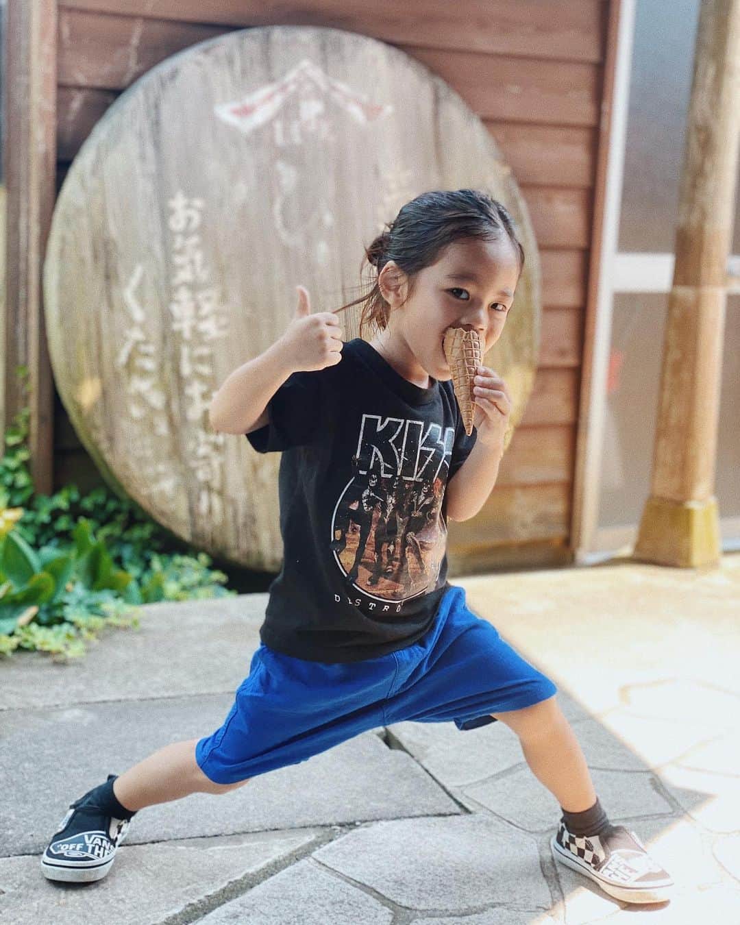 荻原桃子さんのインスタグラム写真 - (荻原桃子Instagram)「カッコつけながら アイスを食べる3歳児🤍  (最近写真撮るよーって言ったら 大体こんな感じのポーズ😂)  嬉しい事があると 変な歩き方になっちゃうところ  かわいい🐧  大好き🤍  #eitokohashi #3歳6ヶ月」7月20日 21時49分 - momokoogihara