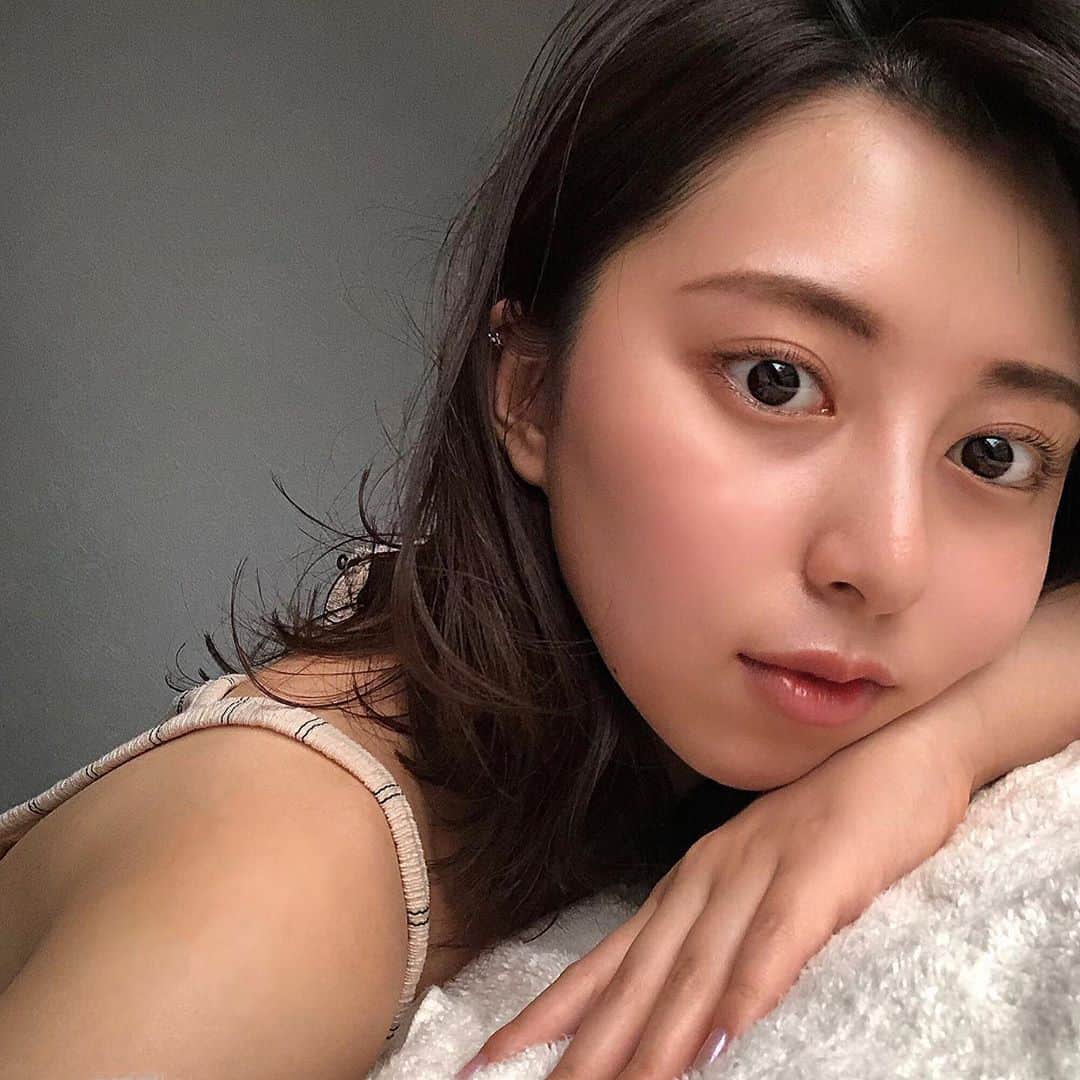 のインスタグラム：「. 睫毛と眉毛のお手入れをしてきました〜✂︎ 眉毛は似合わせカットしてもらって、 自宅で眉ティントして完成✨ これだけでメイク時間が短くなって朝楽♡  . .  #ATENA #眉毛カット#眉ティント #パリジェンヌラッシュリフト #日焼け#小麦肌#黒髪ボブ#ツヤ肌#すっぴん」