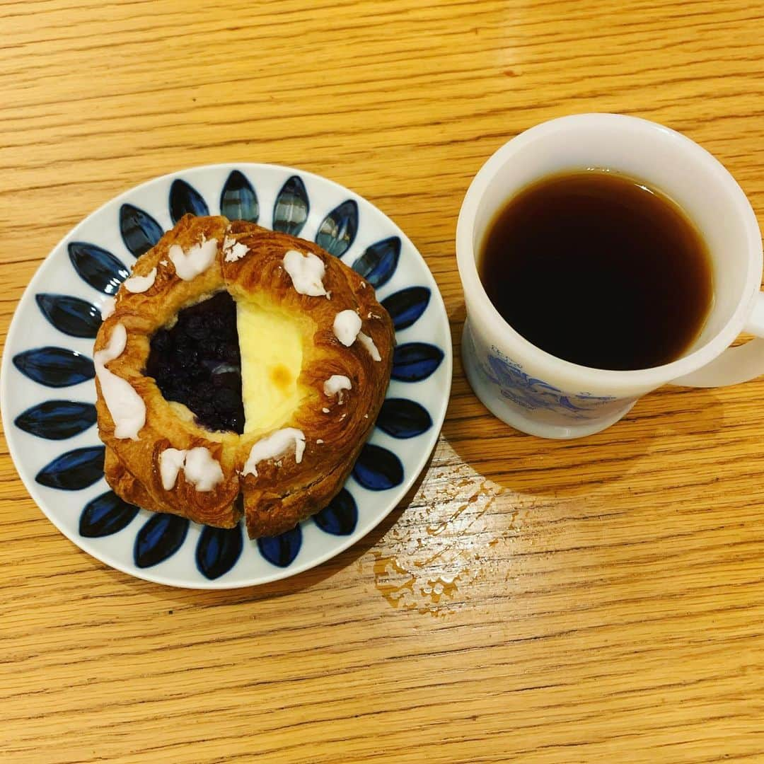 黒沢薫さんのインスタグラム写真 - (黒沢薫Instagram)「Harf&Harf.  #pasteries  #blueberry  #custard #coffee #yummy #happy #music #soul #rb #singer #lovelife #instasweets」7月20日 21時42分 - kaorukurosawa_lovelife