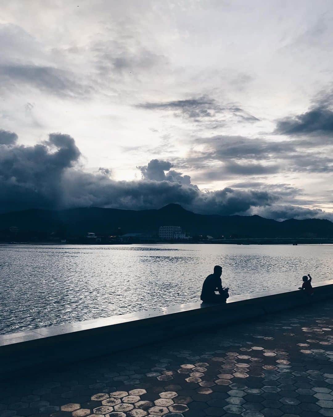 Shunsuke Miyatakeのインスタグラム：「Father and son, Kampot, Cambodia」