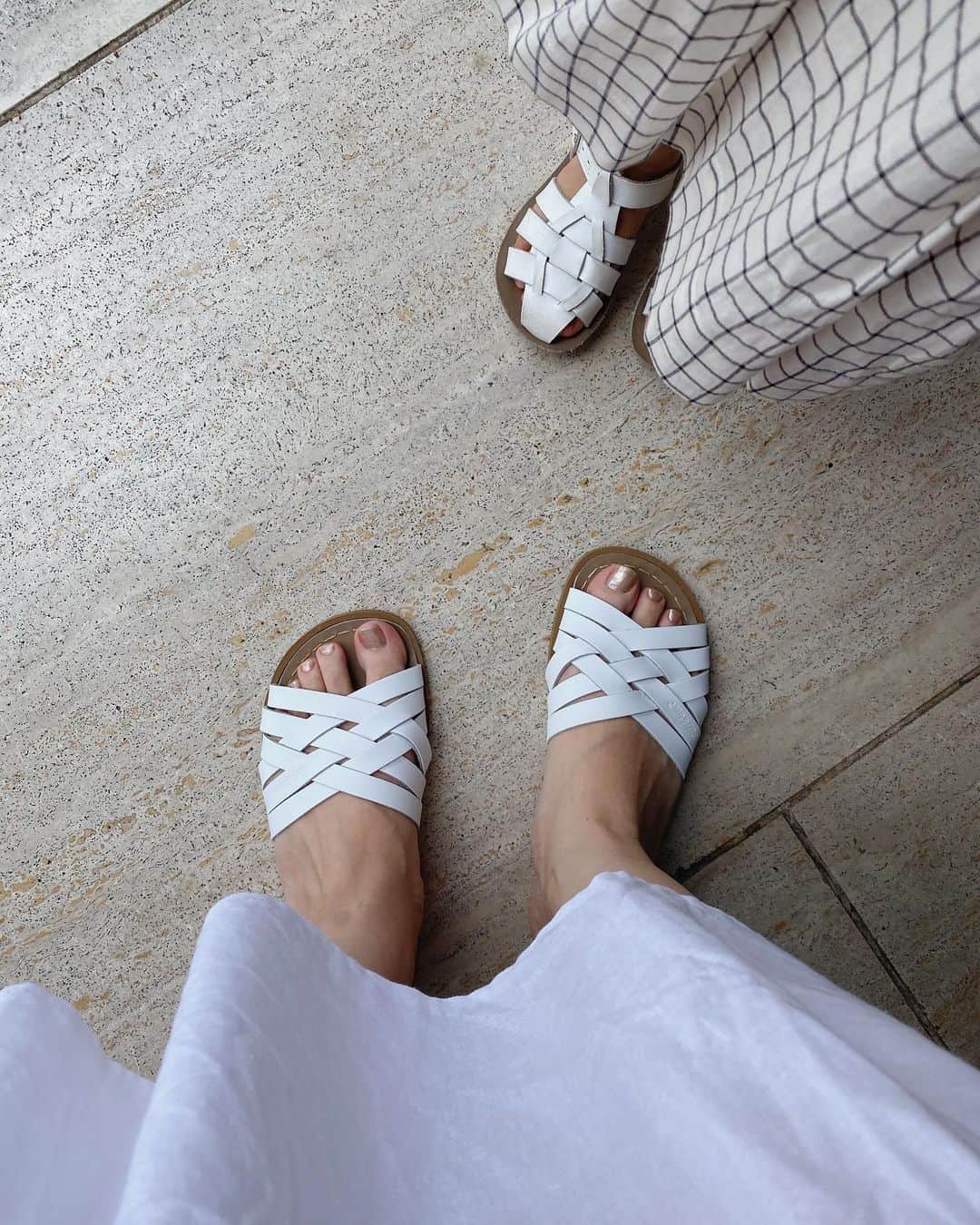 目見田早弥子のインスタグラム：「🦢🤍 娘と一緒に @saltwatersandals_jpn のサンダル🥚 見ての通り、私本当に幅広且つ甲高で😭💦 絶対に痛いだろうなぁと思ってたのですが 履いてみたら１回目からゴムのように伸びてくれるし 履き心地も良くてデザインもすごく可愛いし 娘とお揃いで気分も上がるし、最高です🤍 このまま水遊びもできちゃうレザーなので ほんとどこにでも履いていけると思います◯ 来年は違うデザインもGETしたい👌🏻」