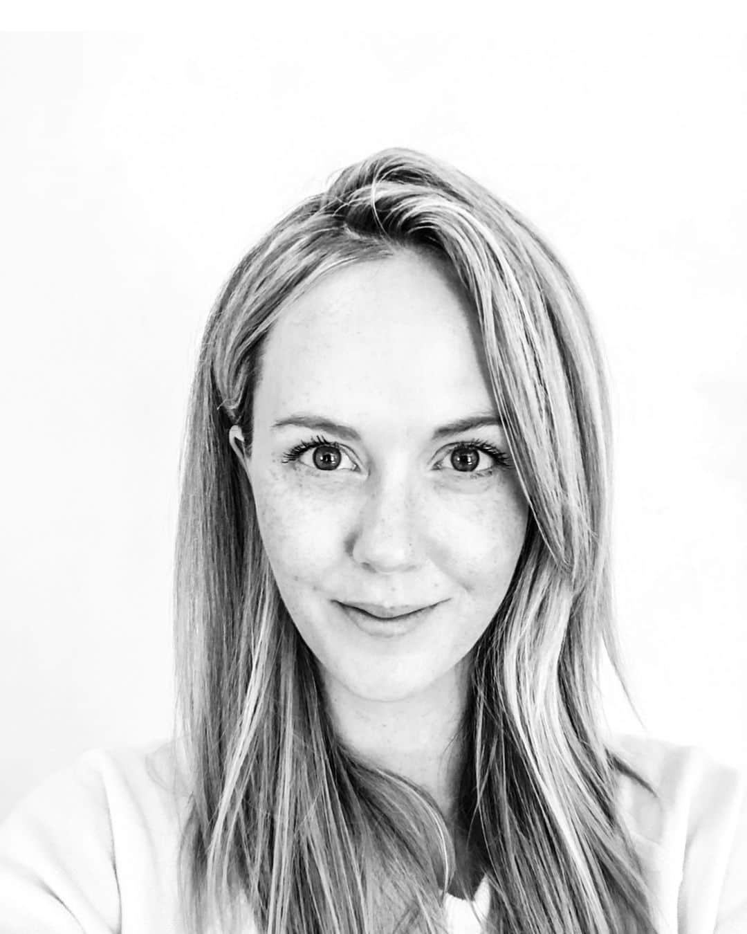 シャーロット・ケイト・フォックスのインスタグラム：「Portrait of a mama.   ママの肖像」
