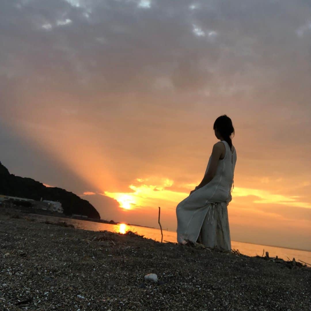 瑛蓮のインスタグラム：「夕陽を目撃すると、なんかちょっと切ない、みたいな演出をしてしまうのは、わたしだけですか。  #瑛蓮 #切ない #演出 #夕陽」