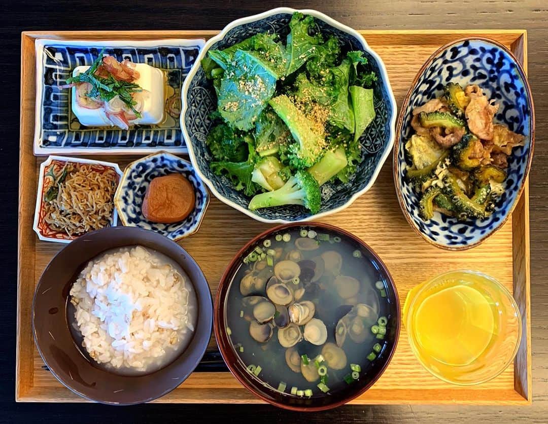 のインスタグラム：「お粥好き #朝ご飯 #祐ご飯 #ゴーヤチャンプルー  #gucciepilogue  #しじみ汁  #おかゆ  #ちりめん山椒  @gion.yayoi.1003  #お抹茶入り煎茶 #冷奴 #みょうが」