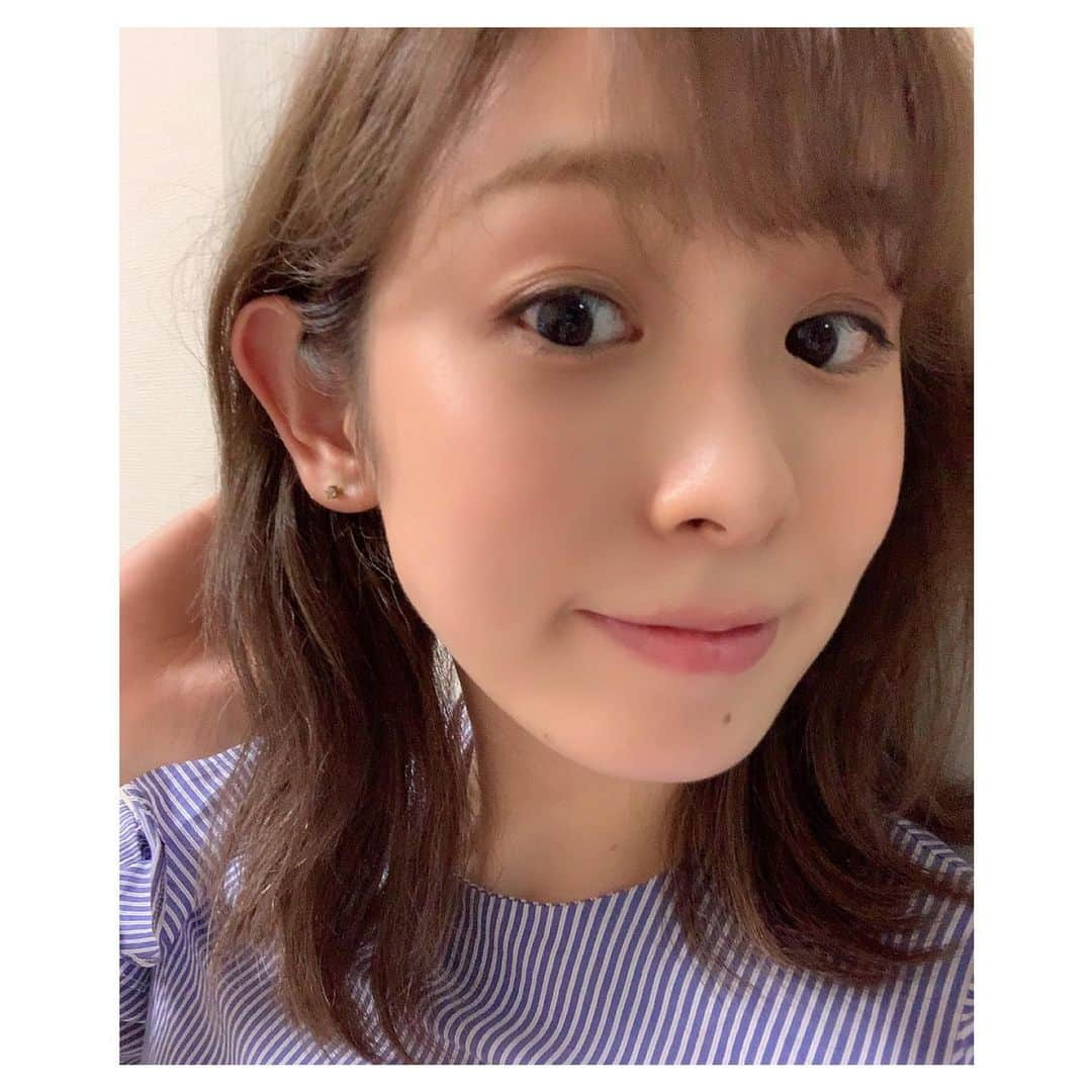 白姫あかりさんのインスタグラム写真 - (白姫あかりInstagram)「New hair💇‍♀️. 首の日焼けと似合うワンピースを選ぶの難しいのが気になって、ショートは秋まで封印しよかな🤔と。 でも予定は未定です☺️✨. . それにしてもすごいエクステ馴染んでいる👏🥺. リタッチ→エクステ→カット→カラー→カットというなんとも手のかかる工程を丁寧に仕上げてくださった野口さんと @roi_salon の皆様に感謝です🙇‍♀️✨ カラーも明るすぎず暗すぎず…絶妙カラー、お気に入りです✨. . そして偶然にもずっと会いたいなぁと思っていた. かわいいあいく姫 @aiku_0817__ と久しぶりにちょこっとだけお話できて更に嬉しかった日🥺💓 . . #hairstyle #haircolor  #エクステ #ミディアムヘア  #イメチェン」7月20日 21時56分 - akari_shiraki