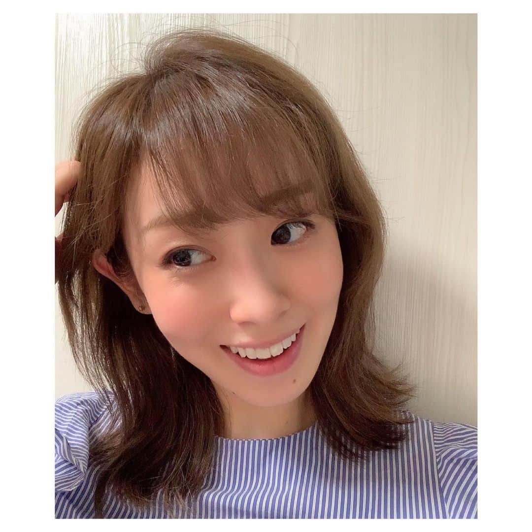 白姫あかりさんのインスタグラム写真 - (白姫あかりInstagram)「New hair💇‍♀️. 首の日焼けと似合うワンピースを選ぶの難しいのが気になって、ショートは秋まで封印しよかな🤔と。 でも予定は未定です☺️✨. . それにしてもすごいエクステ馴染んでいる👏🥺. リタッチ→エクステ→カット→カラー→カットというなんとも手のかかる工程を丁寧に仕上げてくださった野口さんと @roi_salon の皆様に感謝です🙇‍♀️✨ カラーも明るすぎず暗すぎず…絶妙カラー、お気に入りです✨. . そして偶然にもずっと会いたいなぁと思っていた. かわいいあいく姫 @aiku_0817__ と久しぶりにちょこっとだけお話できて更に嬉しかった日🥺💓 . . #hairstyle #haircolor  #エクステ #ミディアムヘア  #イメチェン」7月20日 21時56分 - akari_shiraki