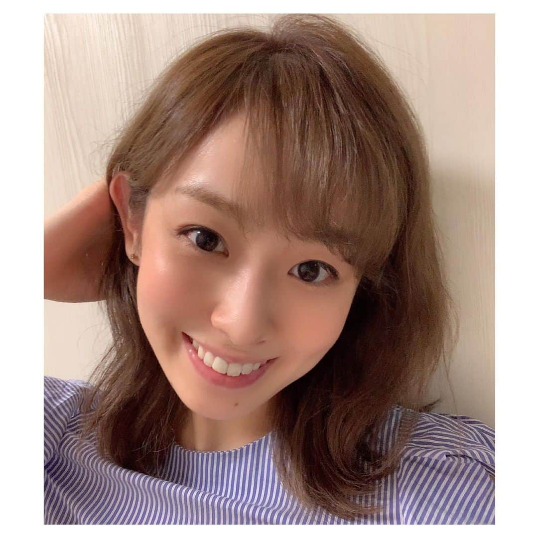 白姫あかりさんのインスタグラム写真 - (白姫あかりInstagram)「New hair💇‍♀️. 首の日焼けと似合うワンピースを選ぶの難しいのが気になって、ショートは秋まで封印しよかな🤔と。 でも予定は未定です☺️✨. . それにしてもすごいエクステ馴染んでいる👏🥺. リタッチ→エクステ→カット→カラー→カットというなんとも手のかかる工程を丁寧に仕上げてくださった野口さんと @roi_salon の皆様に感謝です🙇‍♀️✨ カラーも明るすぎず暗すぎず…絶妙カラー、お気に入りです✨. . そして偶然にもずっと会いたいなぁと思っていた. かわいいあいく姫 @aiku_0817__ と久しぶりにちょこっとだけお話できて更に嬉しかった日🥺💓 . . #hairstyle #haircolor  #エクステ #ミディアムヘア  #イメチェン」7月20日 21時56分 - akari_shiraki