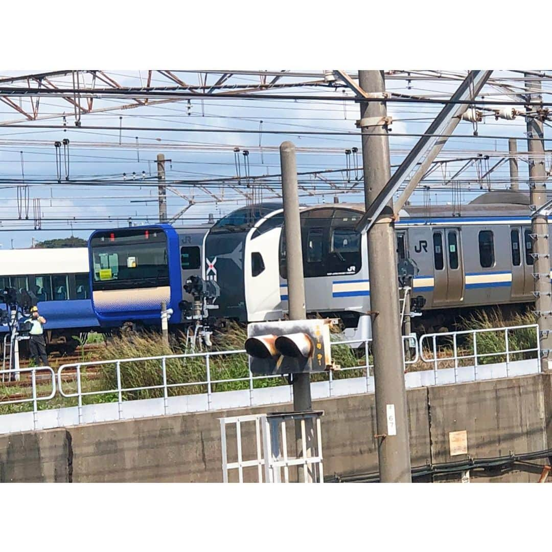 鈴川絢子さんのインスタグラム写真 - (鈴川絢子Instagram)「先日は県内で軽めの鉄分補給🚃﻿ ﻿ といっても車で幕張本郷駅前まで行き、線路沿いと陸橋を歩いただけなので電車には乗れていませんが…😅﻿ ﻿ つい最近幕張車両センターにやってきた、お目当ての新車を無事見られたので大満足でした💙﻿ ﻿ ﻿ (屋外の人が密集していない場所では熱中症予防のため子供たちはマスクを外しています😷)﻿ ﻿ #e235 #横須賀線 #総武快速線 #JR #鉄分多め」7月20日 22時06分 - suzukawaayako